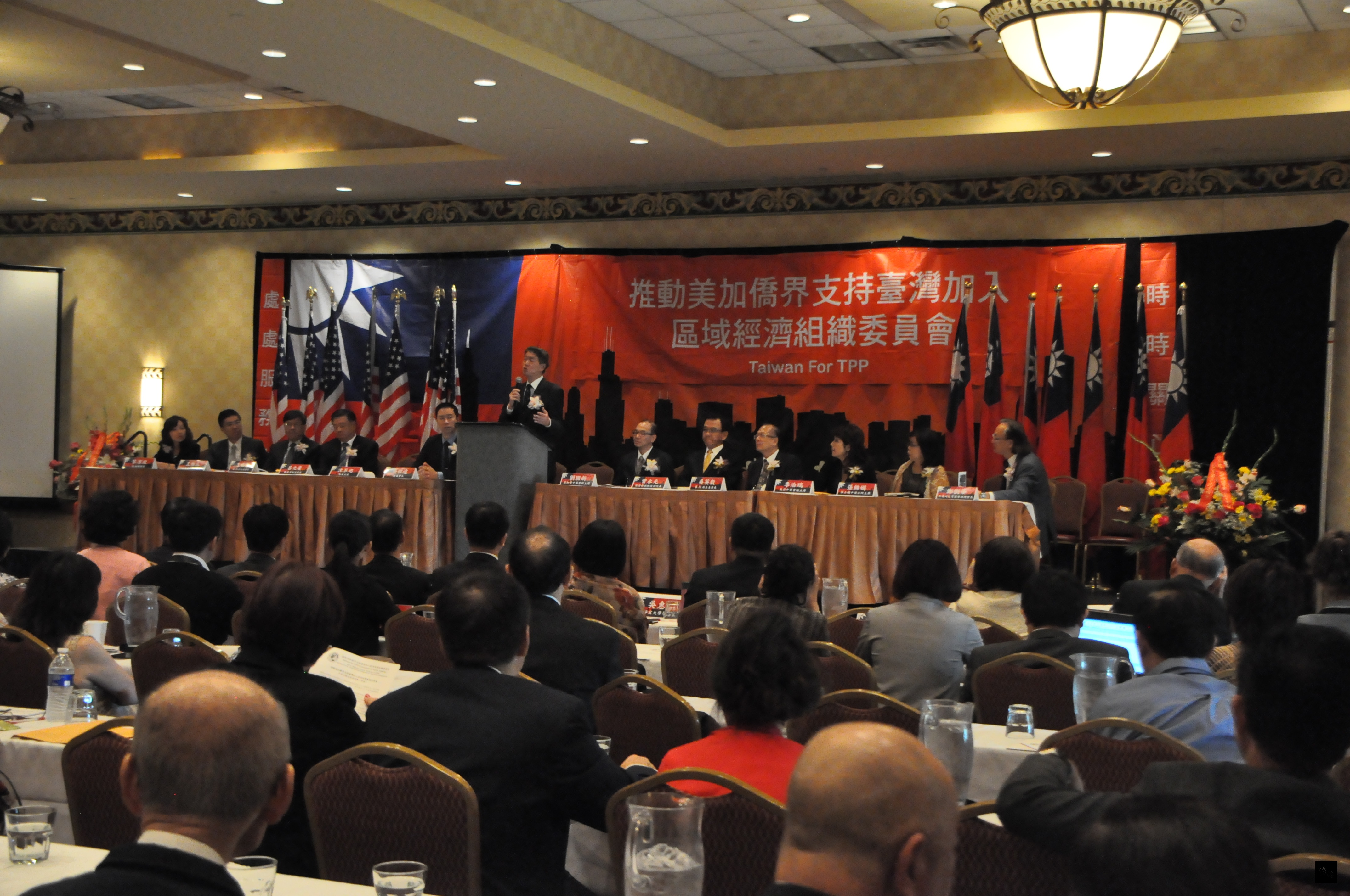 駐美國代表沈呂巡（立者）在「推動美加僑界支持臺灣加入區域經濟組織委員會」成立大會中致詞。（芝加哥僑教中心提供）