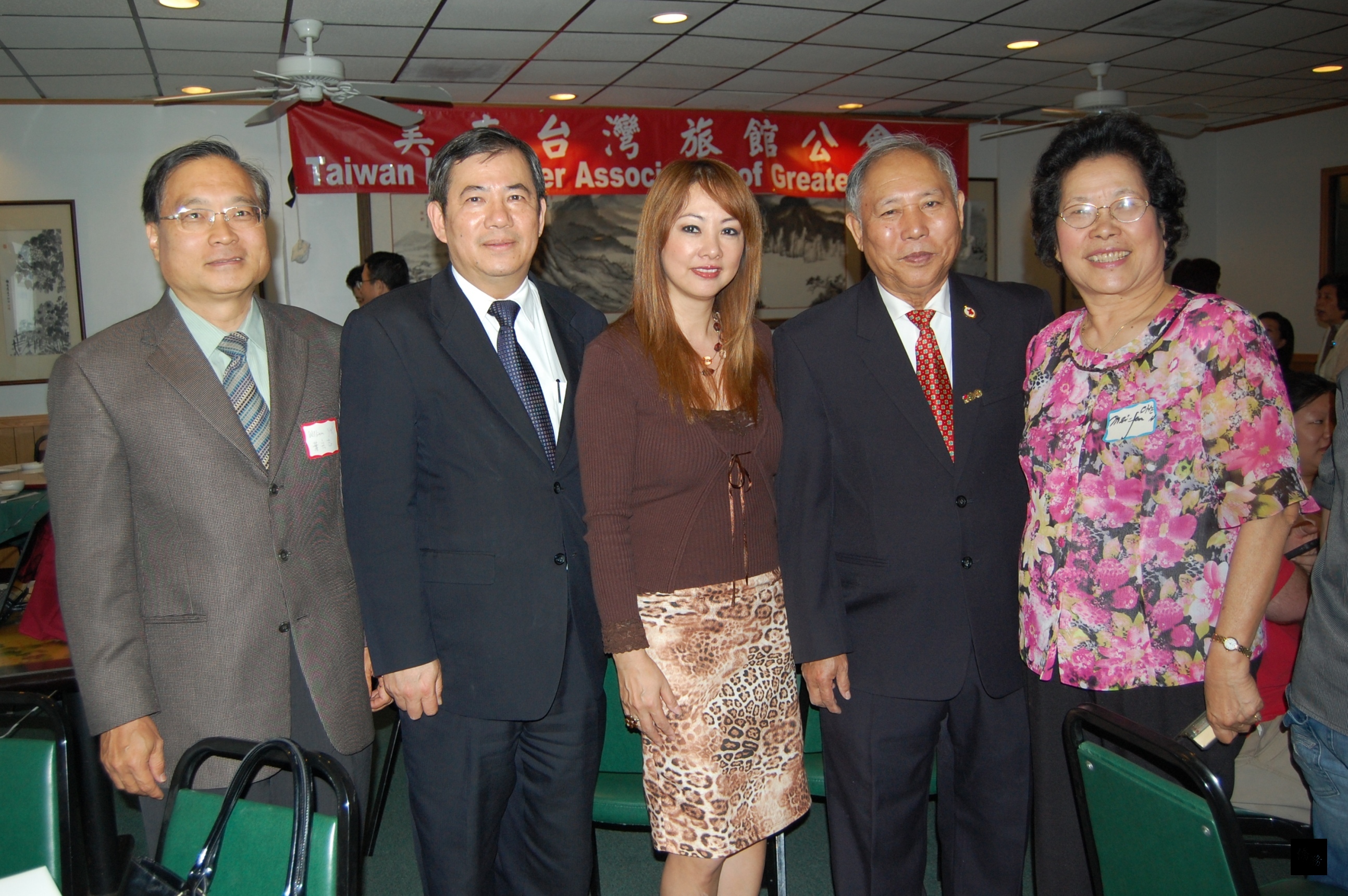 100年國慶籌備會主委葉宏志(左起)、駐休士頓台北經濟文化辦事處組長魏煥忠、亞裔商會會長Yuki Rogers與美南台灣旅館公會會長陳清亮、陳美芬夫婦合影。(美國世界日報提供)