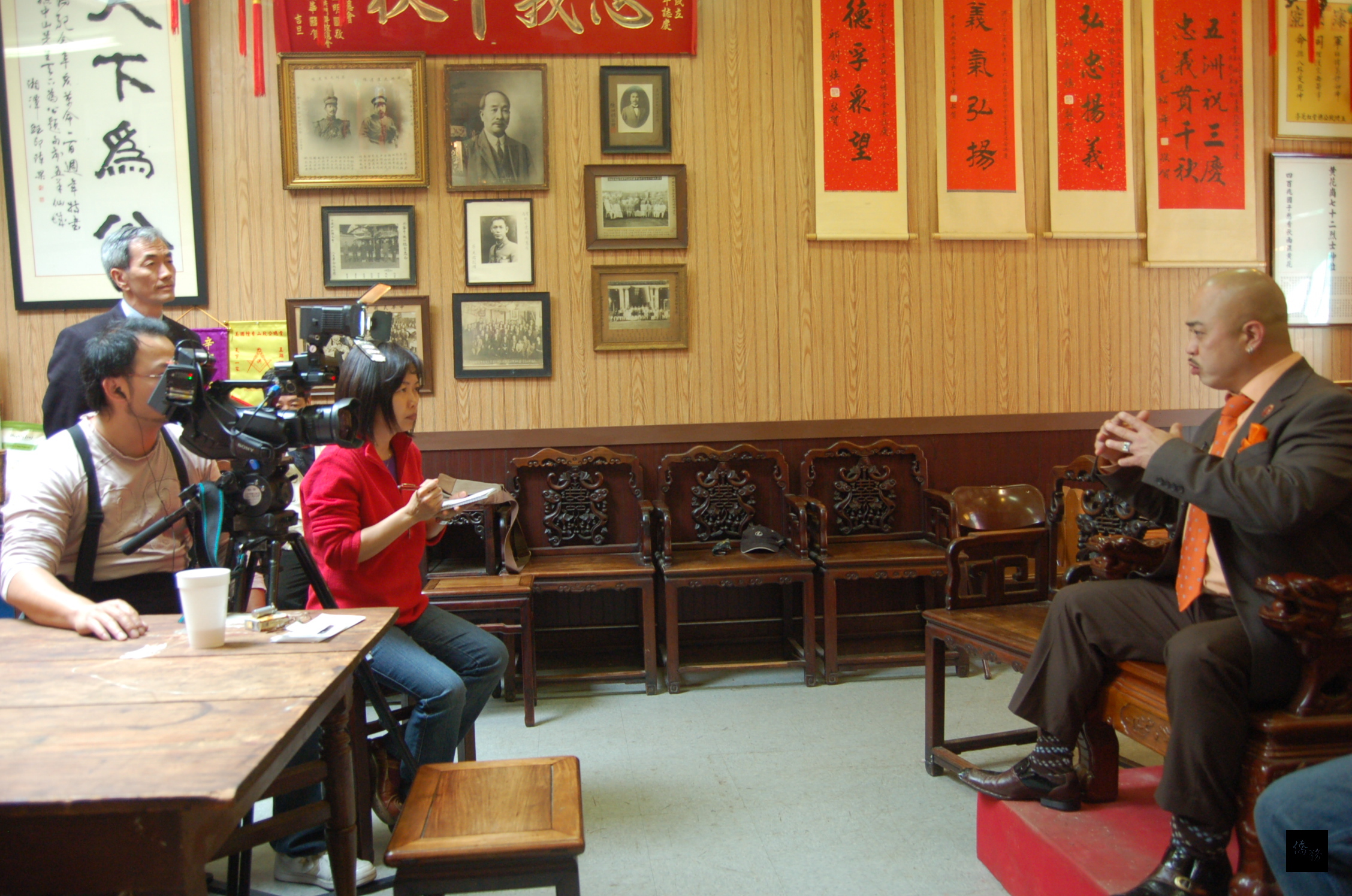 華視文化公司至金山拍攝「百年薪傳」節目,並訪問五洲洪門致公總堂會長周國祥(右),談洪門與國父孫中山先生的淵源。