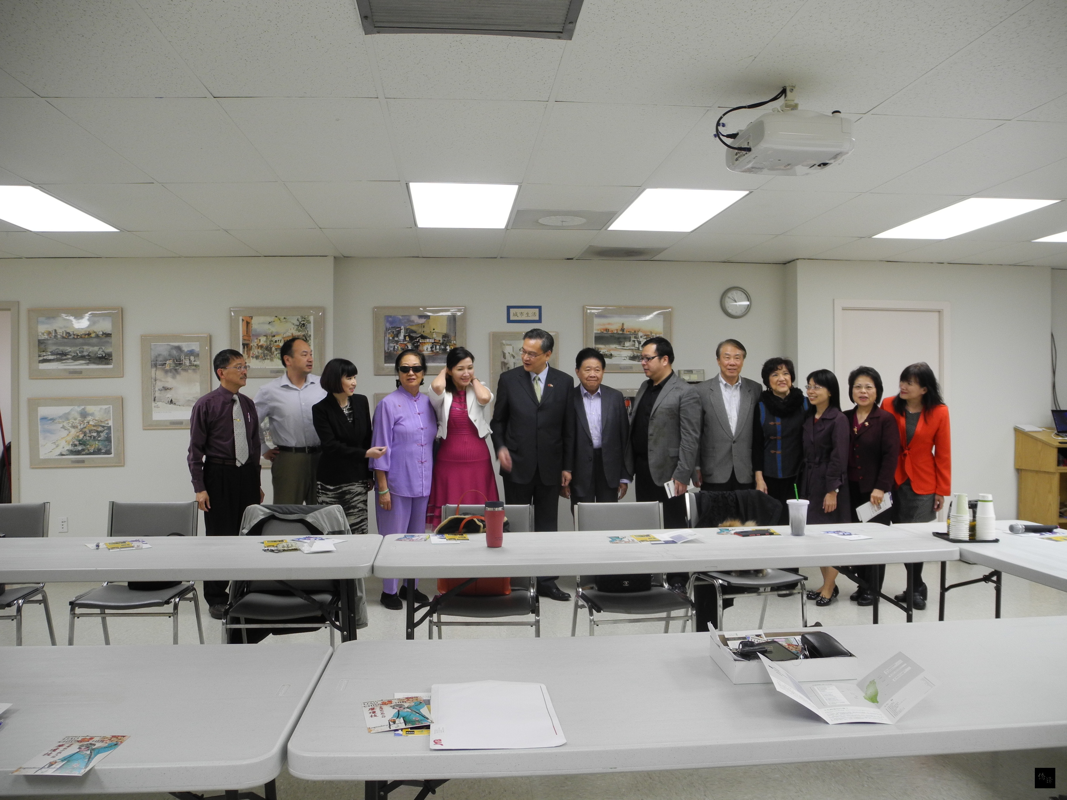 「台灣之美」水彩畫展在西雅圖僑教中心揭幕,出席人士合影。(西雅圖僑教中心提供)