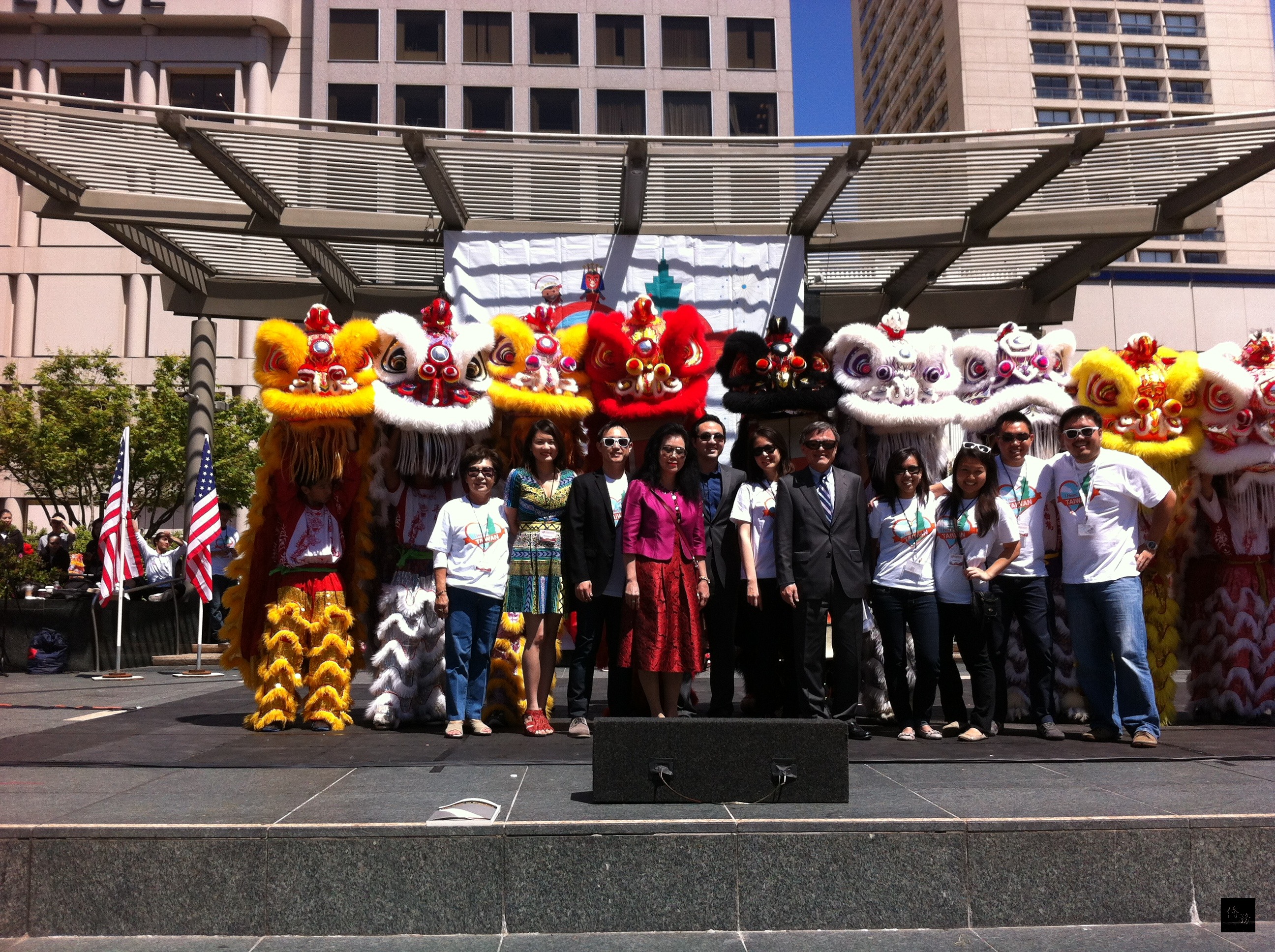 國立臺灣體育運動大學文化藝術訪問團在舊金山市中心聯合廣場帶來精彩演出。（金山灣區僑教中心提供）