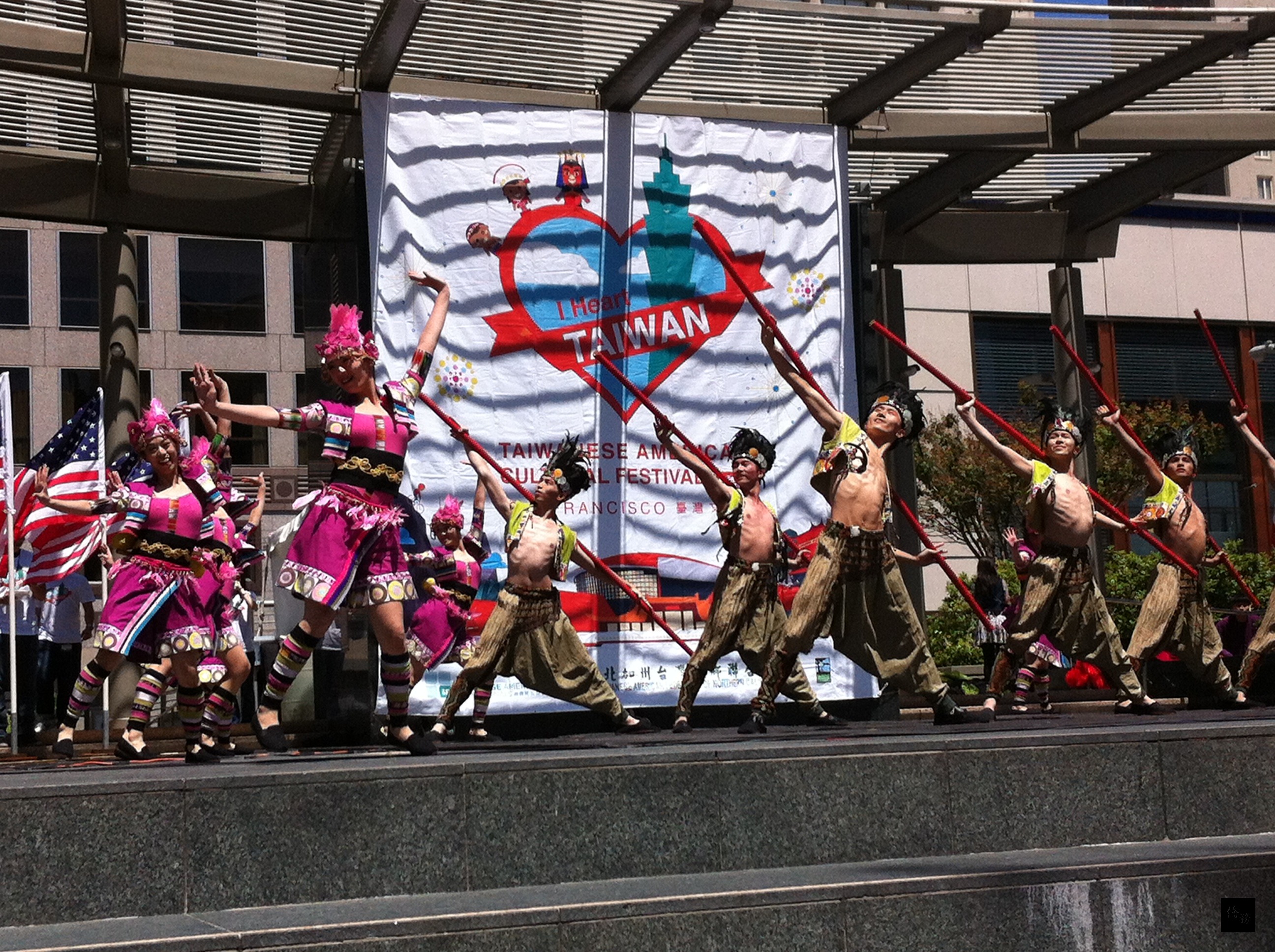 國立臺灣體育運動大學文化藝術訪問團在舊金山市中心聯合廣場帶來精彩演出。（金山灣區僑教中心提供）
