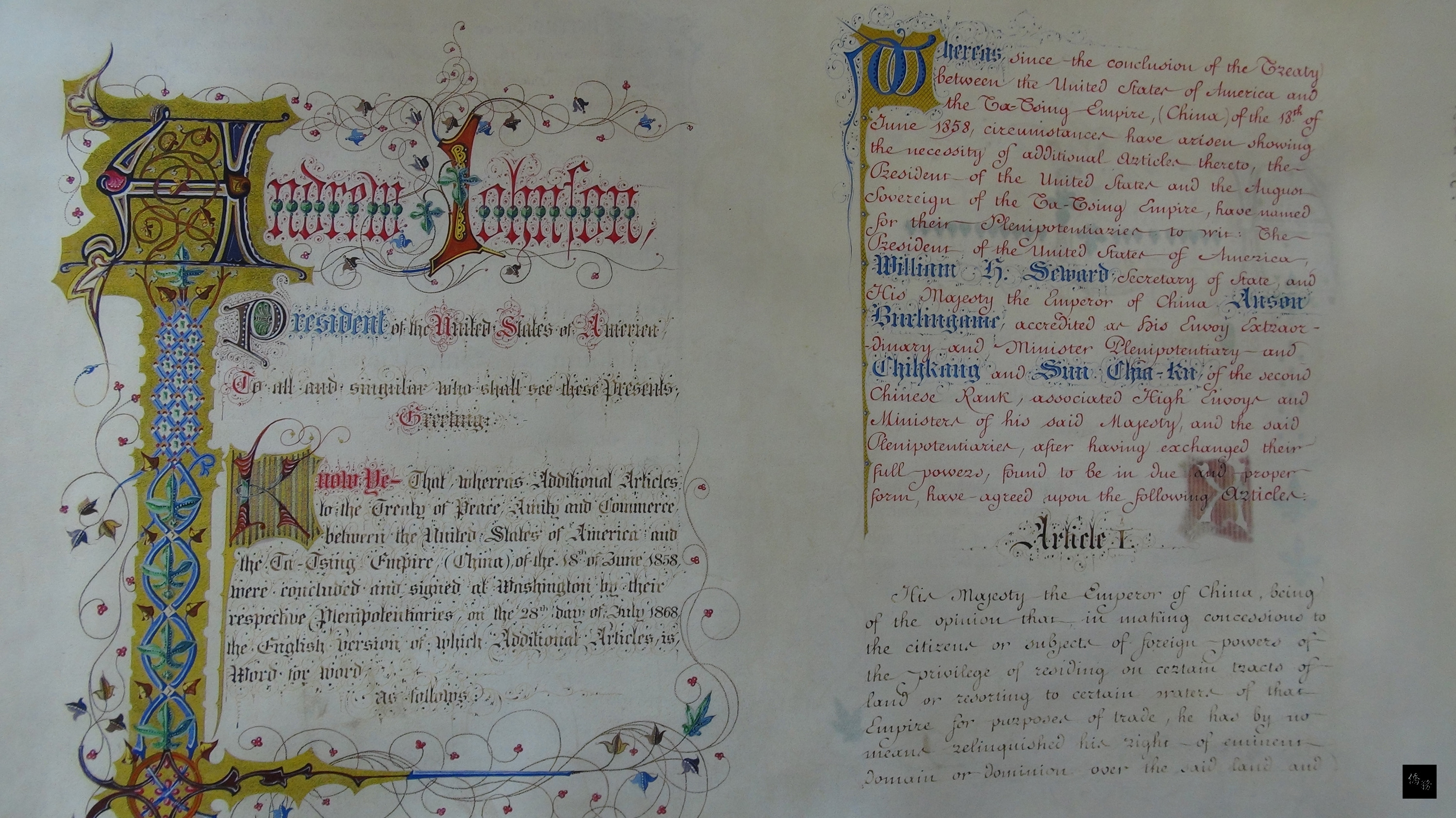 美國勞工部將逾萬華裔鐵路工人列入勞工名人堂，駐美代表沈呂巡於華府時間22日展示1868年清朝與美簽署「蒲安臣條約」影本，當時條文讓華人平等在美居留。（中央社提供）