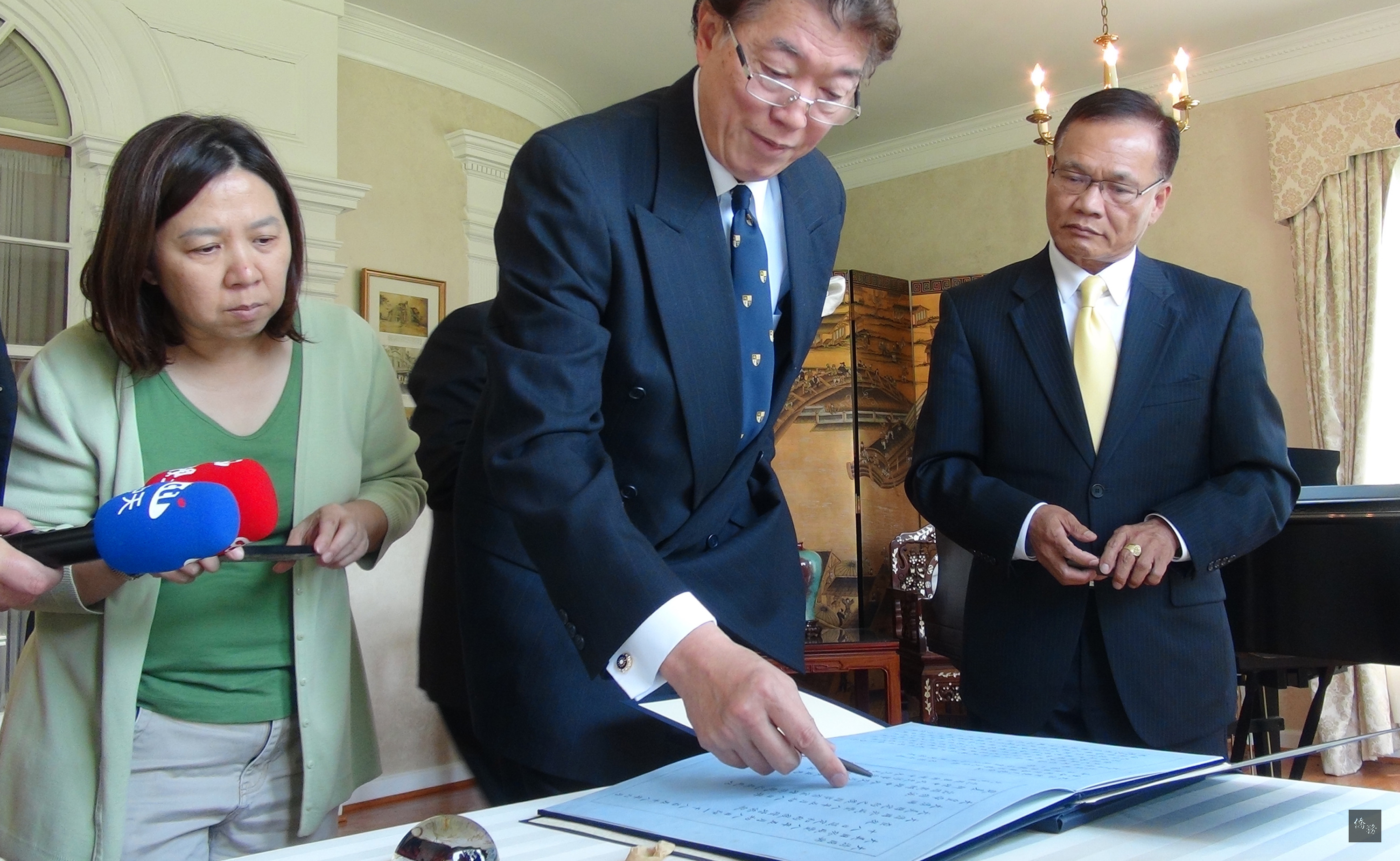 中華民國駐美代表沈呂巡（中） 當地時間22日在雙橡園展出蒲安臣條約影本，條約是美國華裔工人19世紀赴美工作與居留的法律依據。（中央社提供）