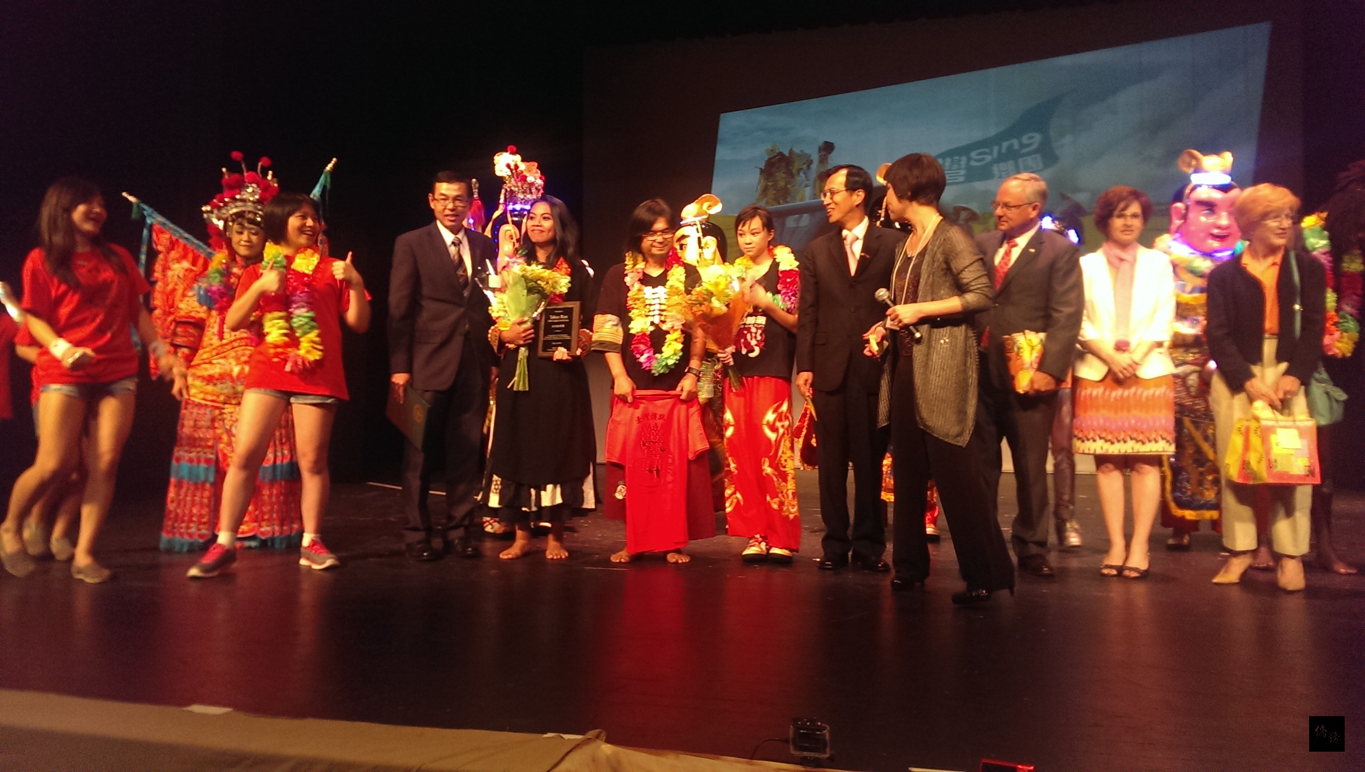 支援2014年北美地區臺灣傳統週的打狗亂歌團在北卡凱瑞Panther Creek High School Auditorium演出的謝幕情形。（亞特蘭大僑教中心提供）