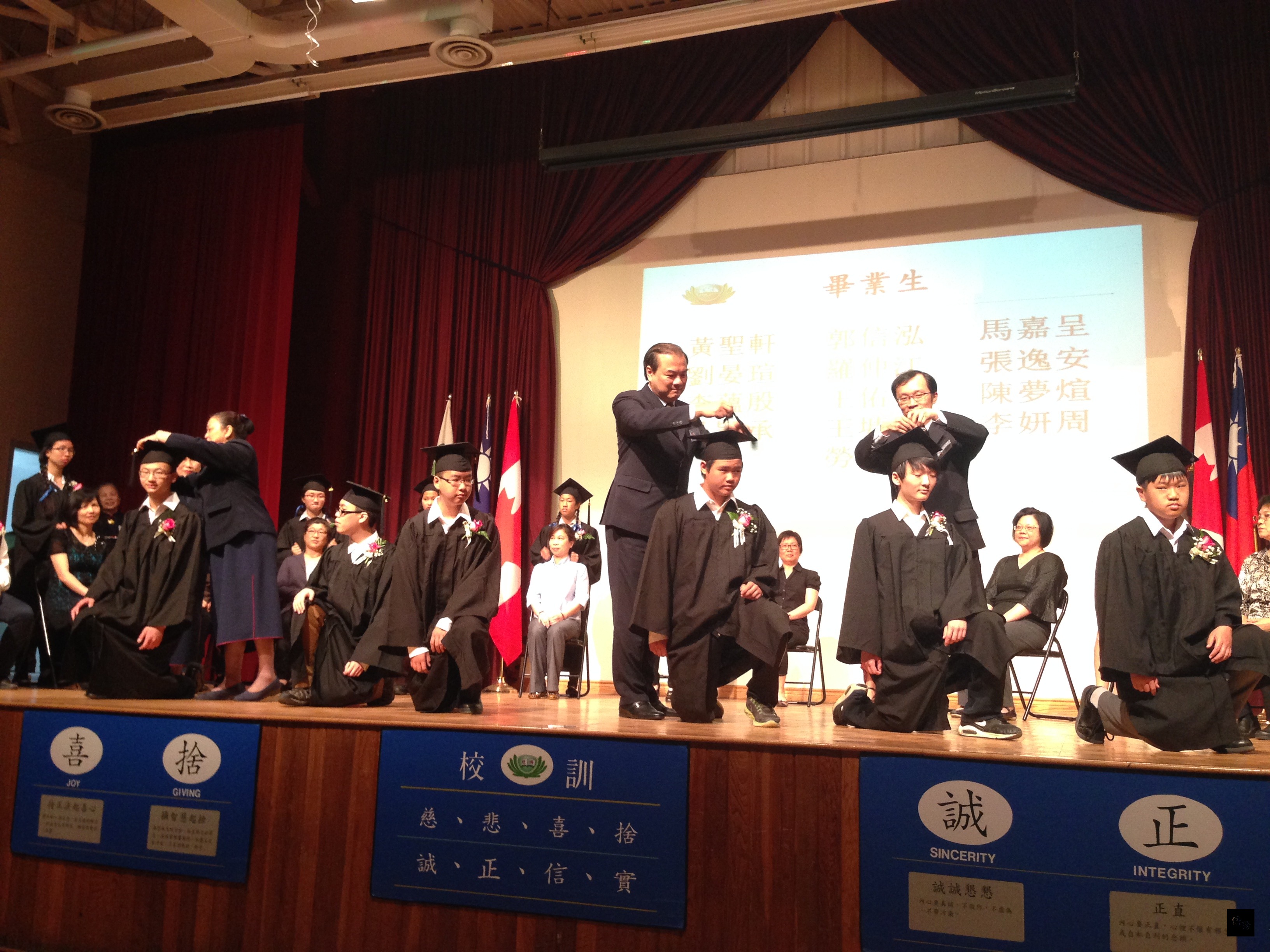 慈濟多倫多人文學校畢結業典禮，加拿大分會副執行長莊立仁、多倫多支會負責人朱啟誠與校長余飛燕為畢業生撥穗。（多倫多僑教中心提供）