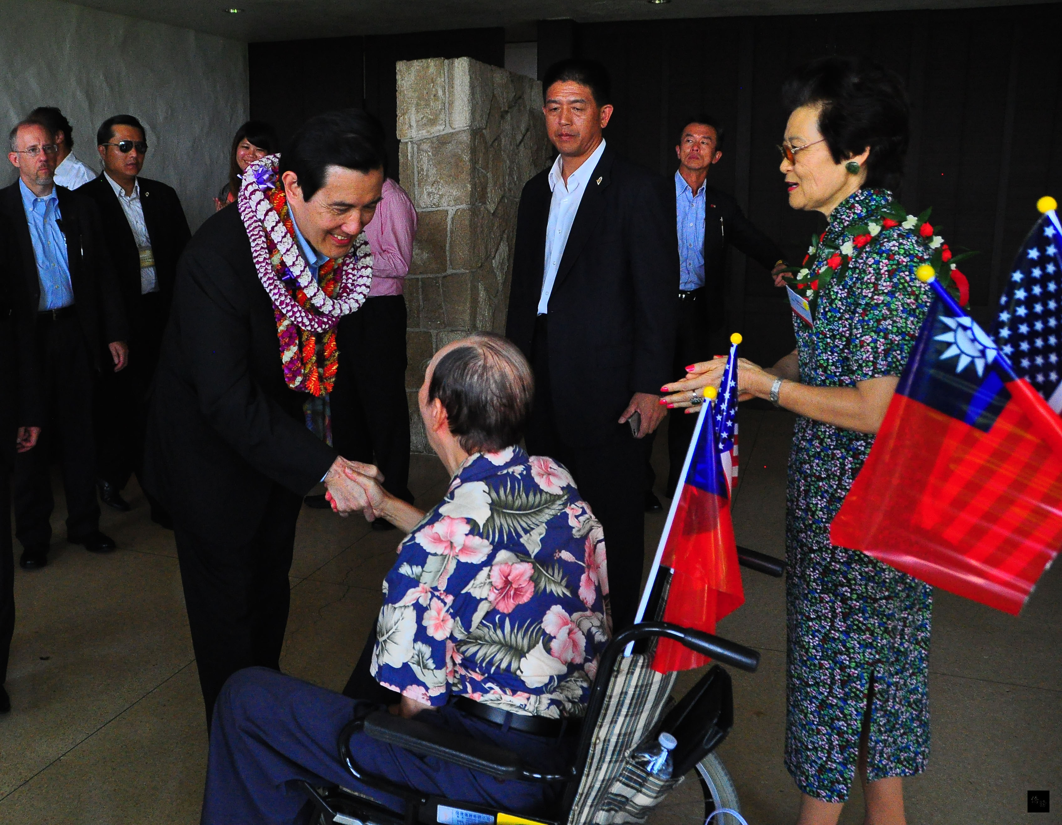 總統馬英九在檀香山與200餘名政界與僑界人士會面，與現場僑胞話家常。（駐檀香山辦事處提供）