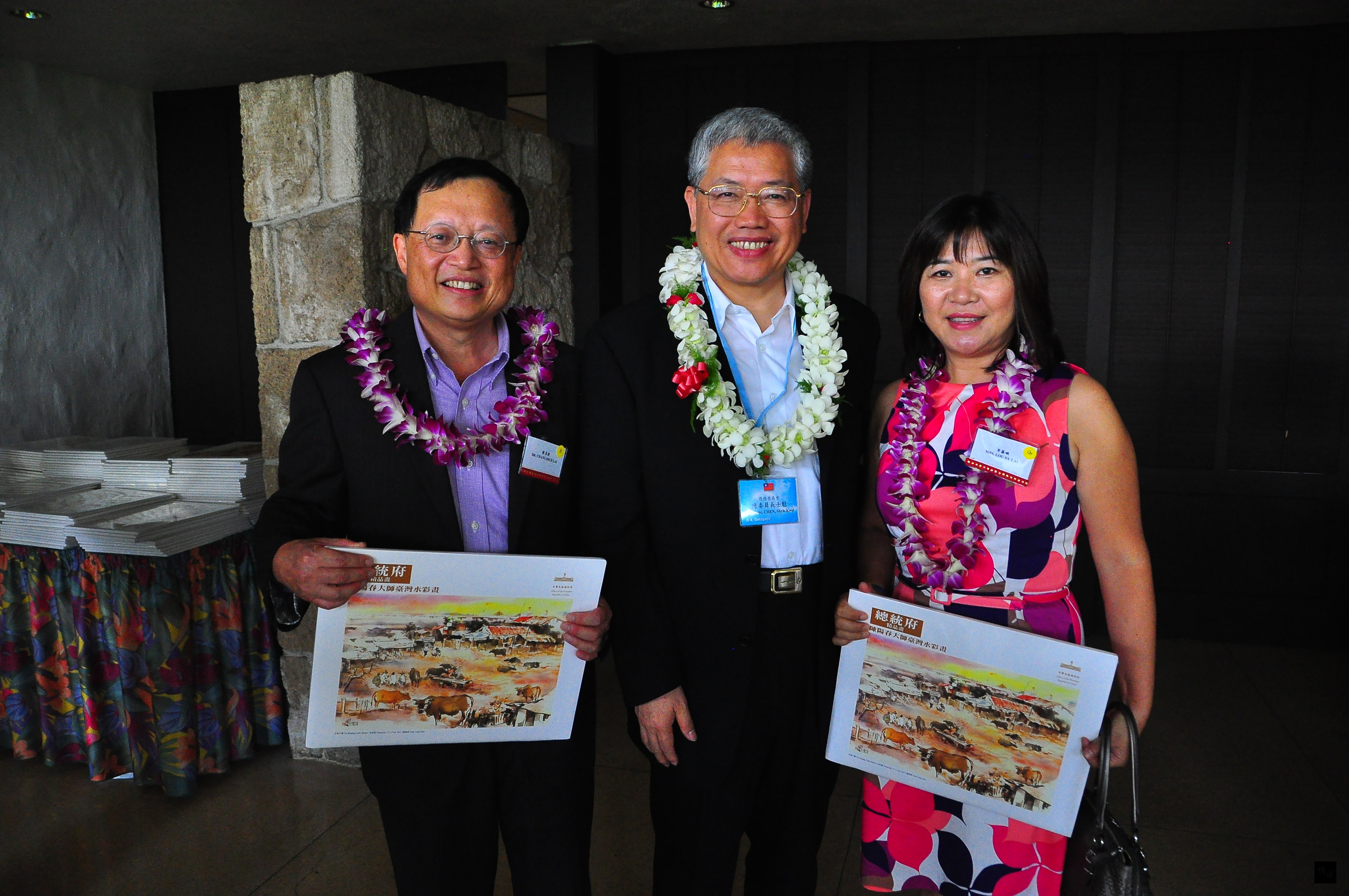 僑委會委員長陳士魁（中）代表總統馬英九致贈紀念品給僑胞，並與僑務委員賴昌棣夫婦合影。（駐檀香山辦事處提供）