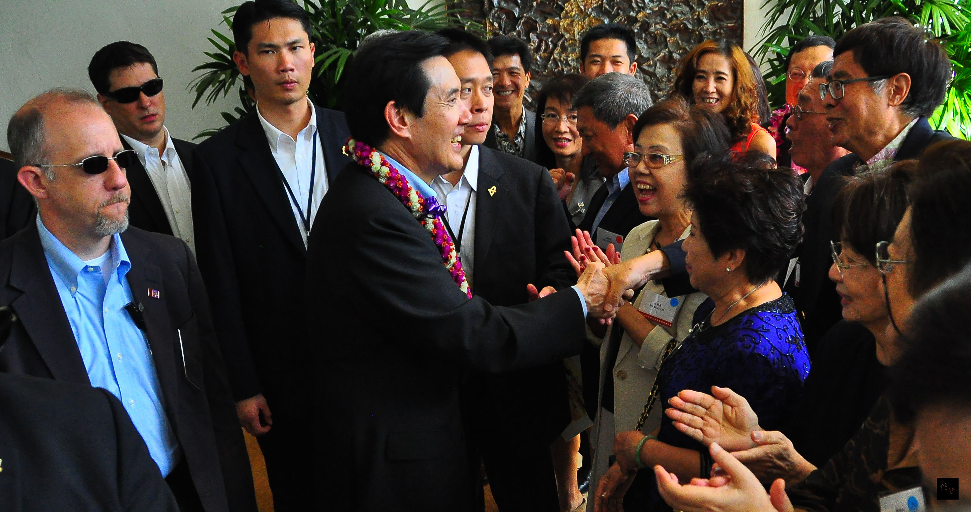 總統馬英九在檀香山與200餘名政界與僑界人士會面，與現場僑胞話家常。（駐檀香山辦事處提供）