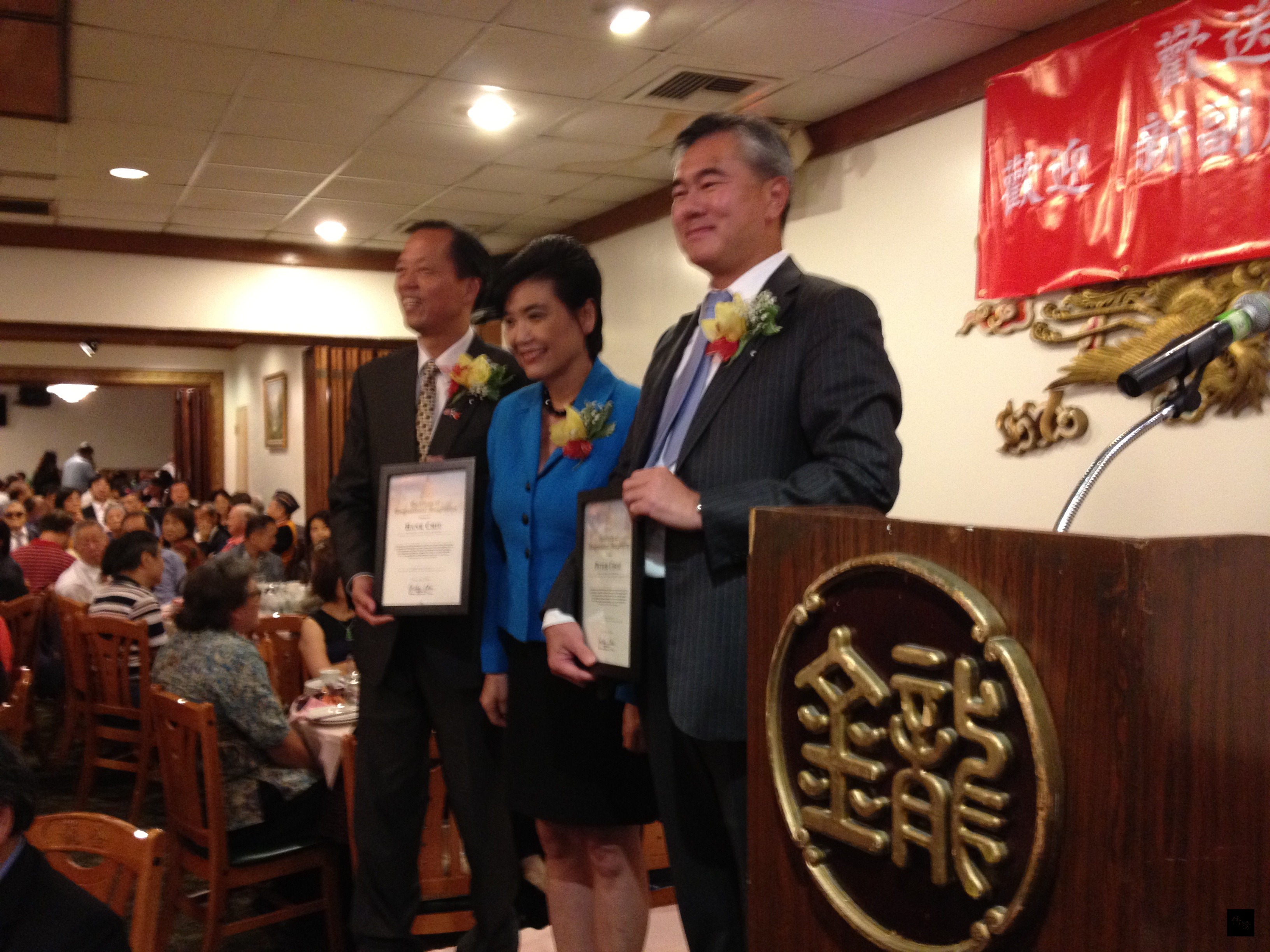 美國南加全僑舉辦「歡送駐洛杉磯辦事處副處長周慶龍、洛杉磯僑教中心主任丘昌生餐宴」，美國聯邦眾議員趙美心致贈周慶龍、丘昌生感謝牌。（洛杉磯僑教中心提供）