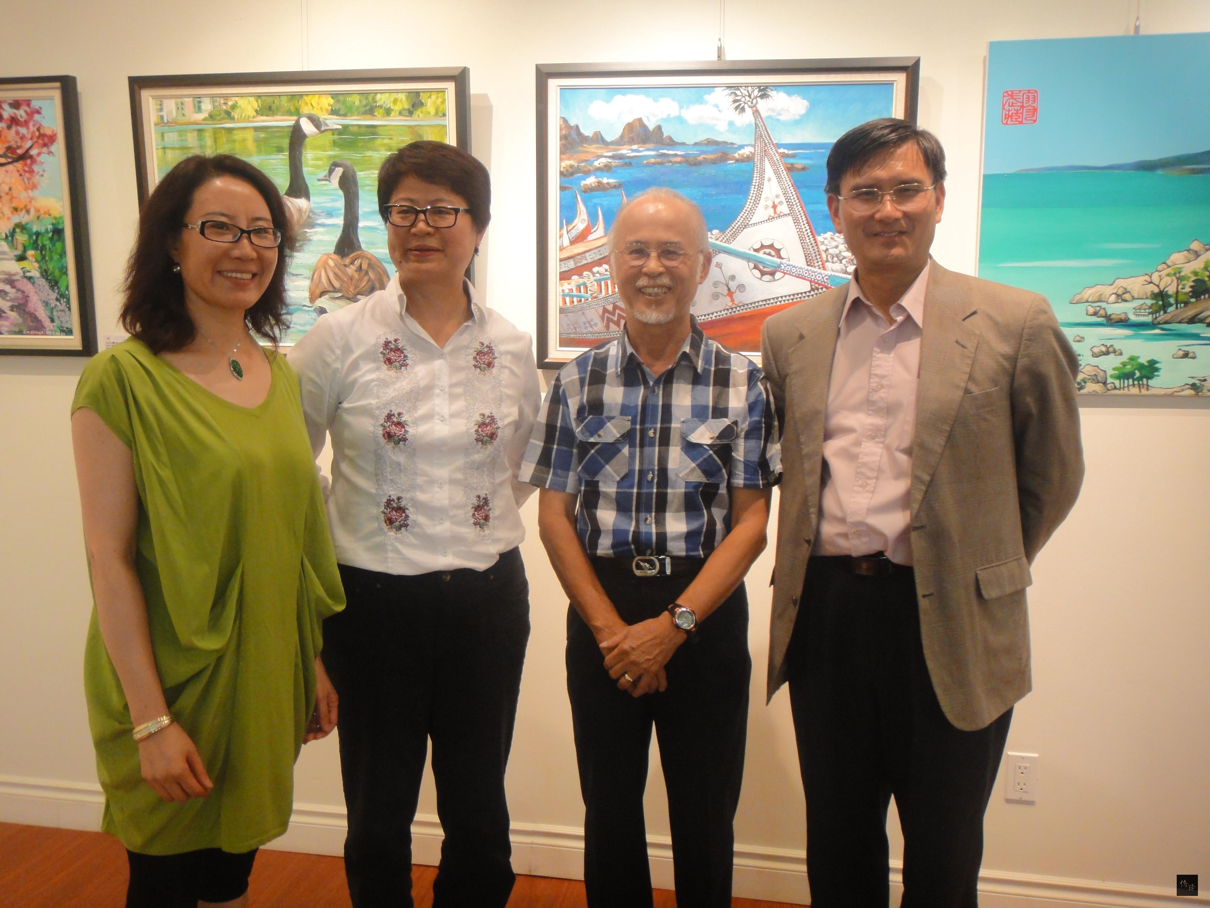 旅居溫哥華知名藝術家廖武藏（右二）帶領兩位學生劉青麗及劉鳳香舉辦畫展，與出席開幕茶會的駐溫哥華辦事處處長莊恒盛（右一）合影。（溫哥華僑教中心籌備處提供）