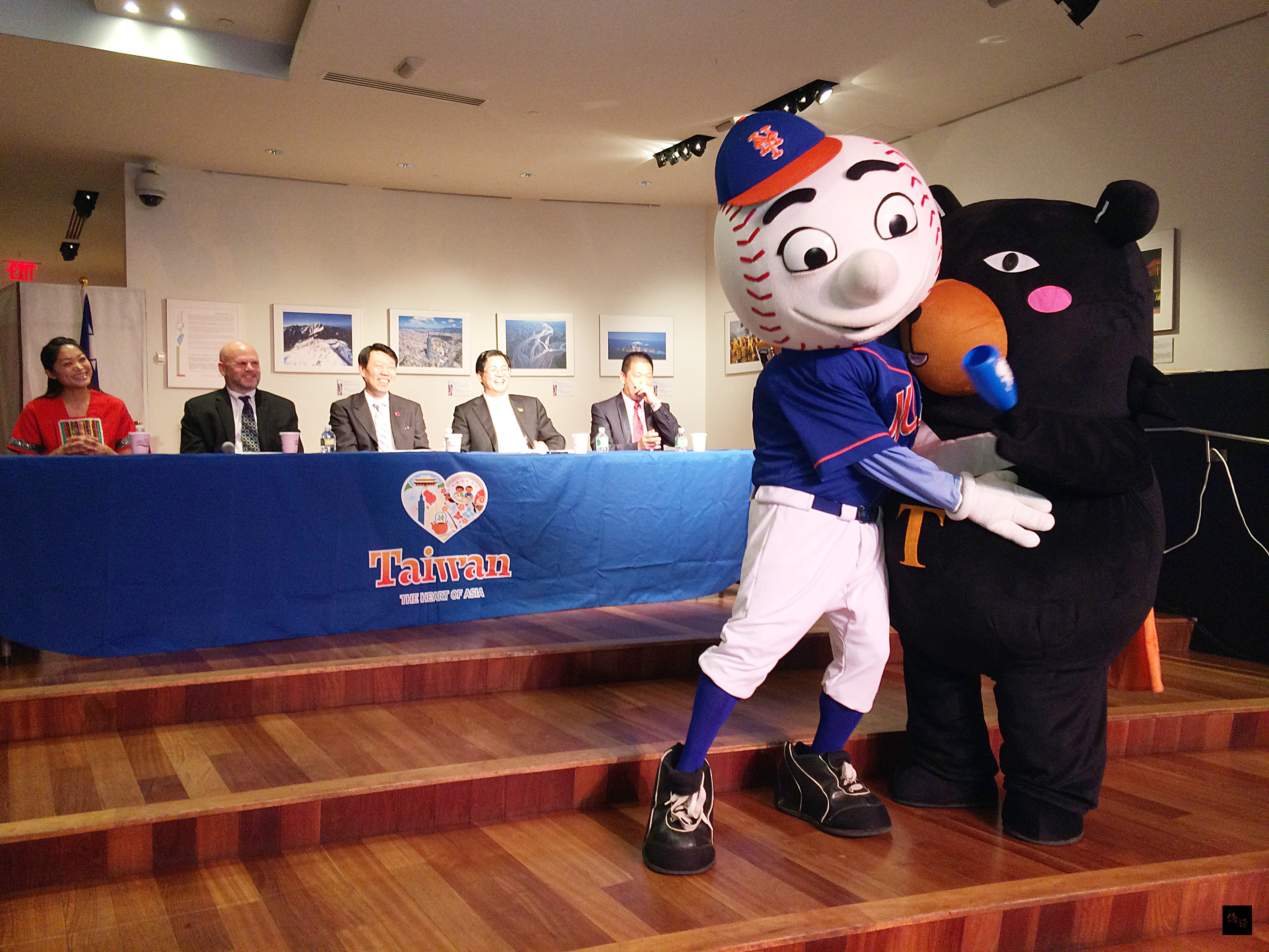 台灣網球好手盧彥勳將擔任30日「台灣之夜」,大都會隊出戰費城人隊開球貴賓,圖為觀光局超級任務組組長「喔熊」與大都會棒球隊吉祥物「Mr. Mets」相見歡。(中央社提供)