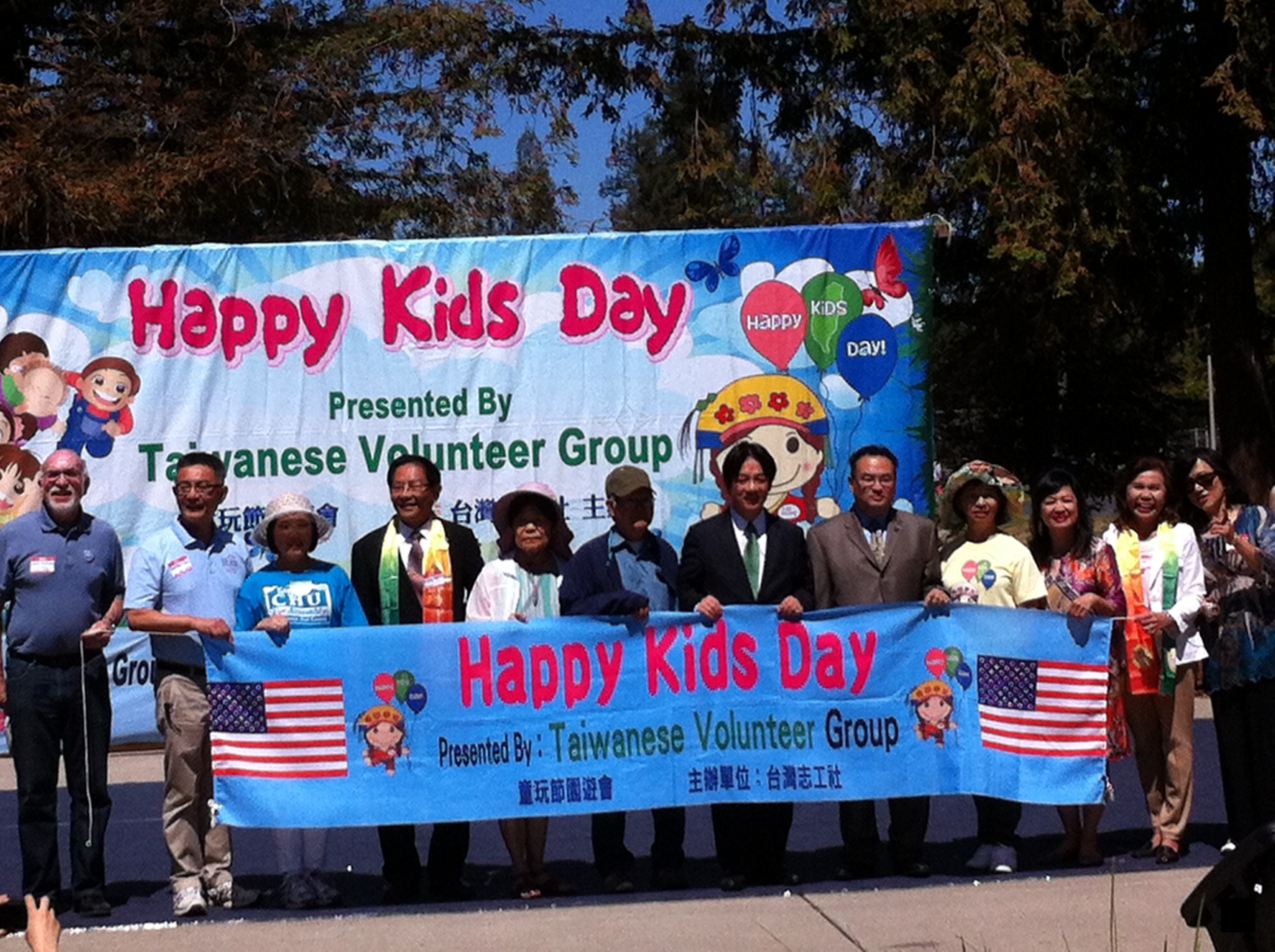 出席第5屆金山灣區國際童玩節的貴賓合影。（金山灣區僑教中心提供）