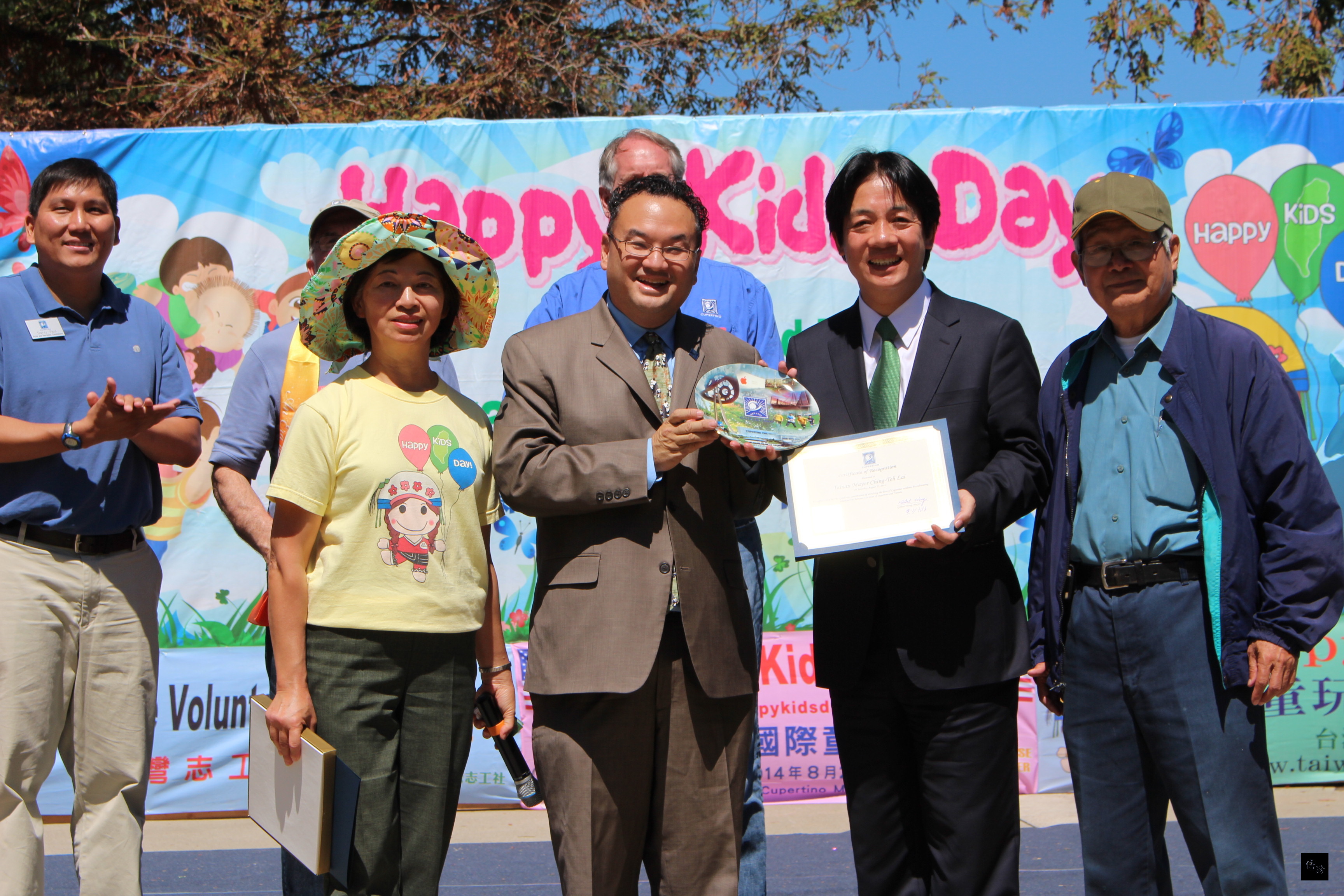 台南市長賴清德（前右二）歡迎Cupertino市市長黃少雄（前左二）與民眾到台南一遊，前左一為主辦國際童玩節的台灣志工社會長潘秀蘭。（台南市政府提供）