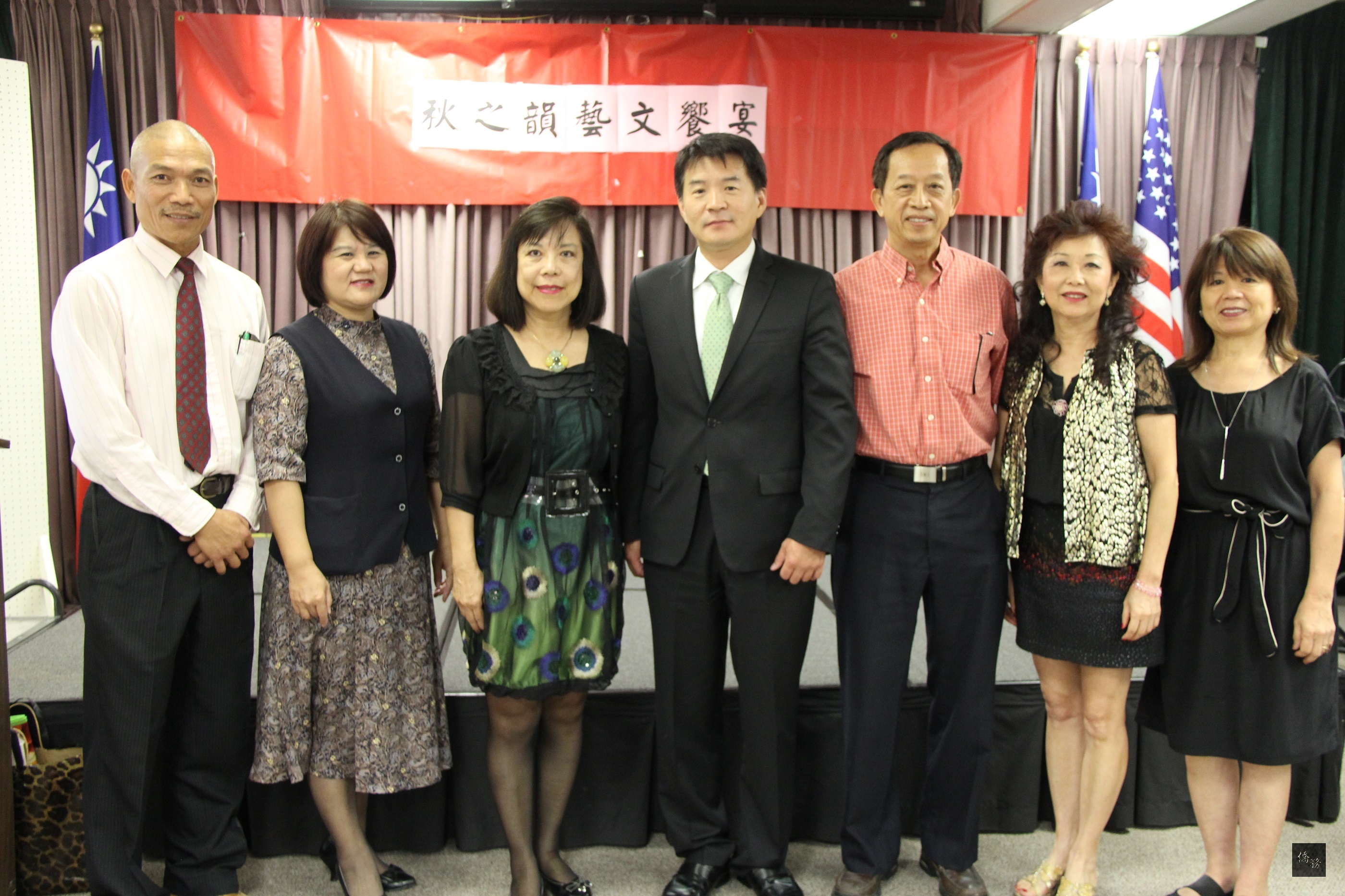 橙縣華僑文教服務中心主任高家富（右四）、僑務委員林翠雲（右二）、海外華文女作家協會名作家蓬丹（左三）、旅美成功企業家暨作家徐永泰（右三）、柑縣台灣醫師及牙醫師公會會長廖淑媛（右一）、橙縣華人獅子會會長黃而明（左一）、美國中華茶文化學會會長楊綺真（左二）等人在秋之韻藝文饗宴中合影。（橙縣僑教中心提供）