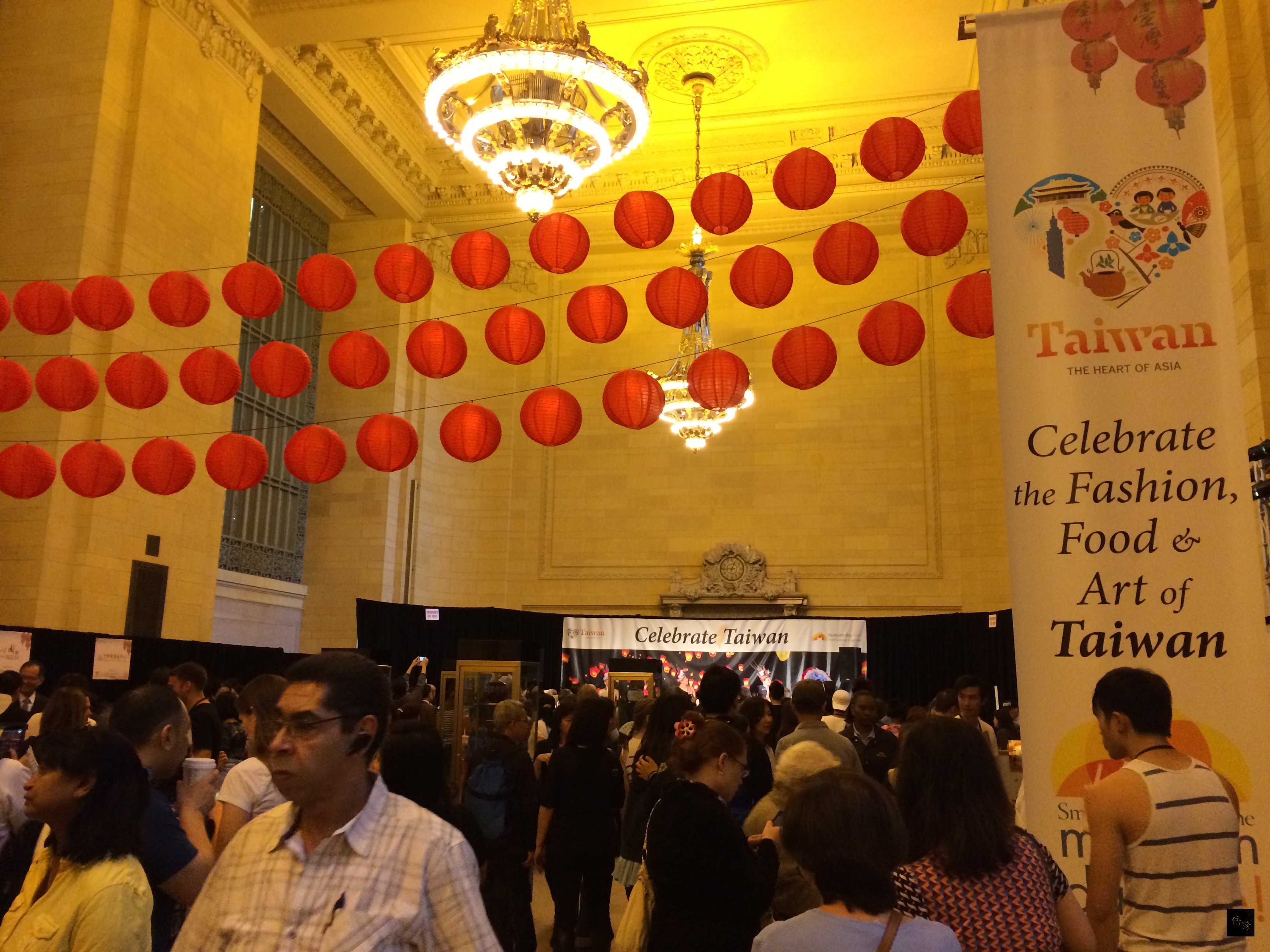 行銷台灣觀光列車前進紐約曼哈頓著名景點─中央大車站,結合美食、書法、藝術、時尚,把台灣特色透過活動完全呈現在紐約客面前,拓展北美赴台旅遊市場。(中央社提供)