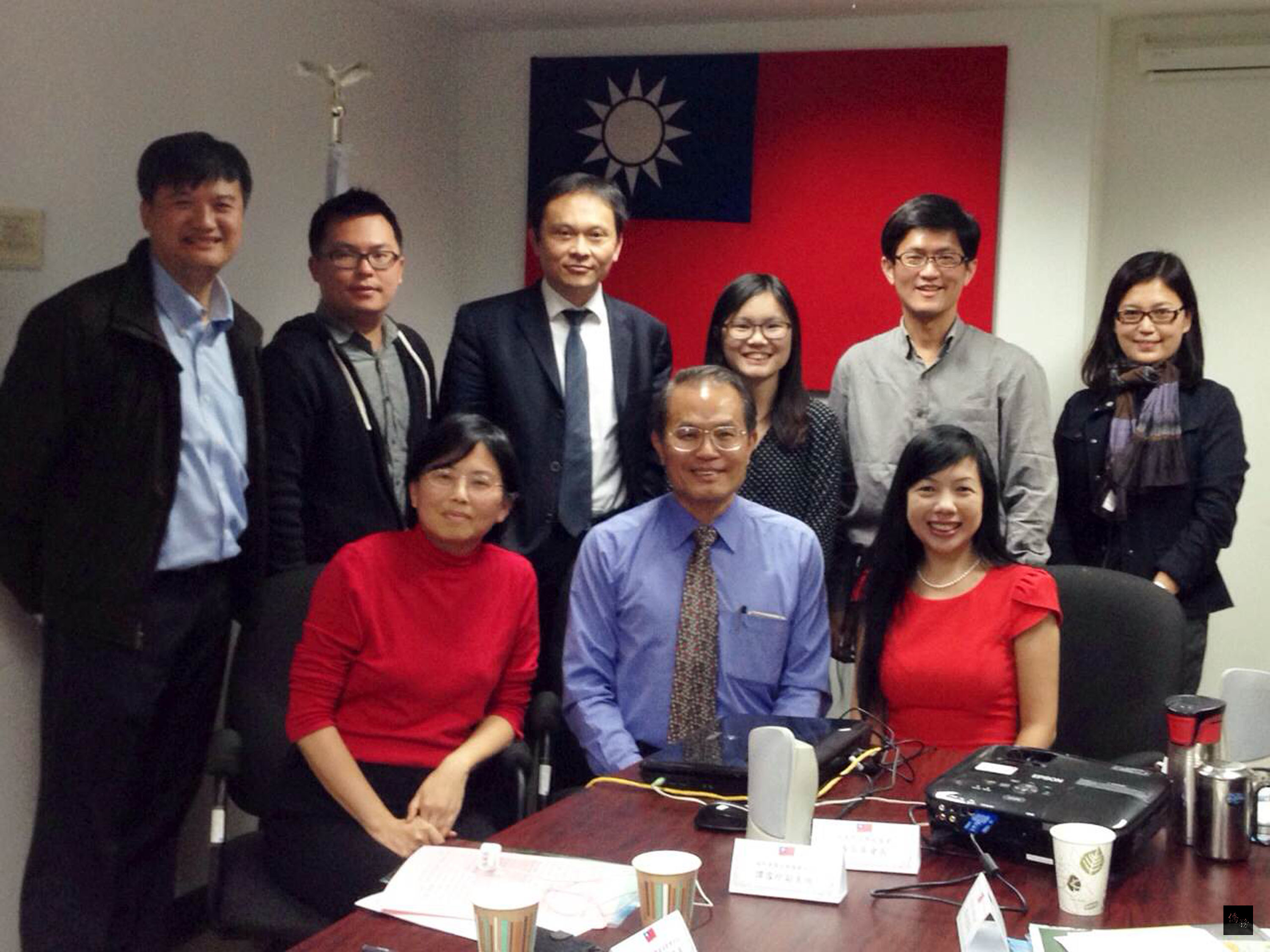 台師大國語教學中心訪團1日與紐約僑教領袖舉行華語教學座談。前排中為華僑文教中心主任張景南,美東中文學校協會會長黃玉屏(前左)及駐紐約教育組主任張佳琳(右)。(中央社提供)