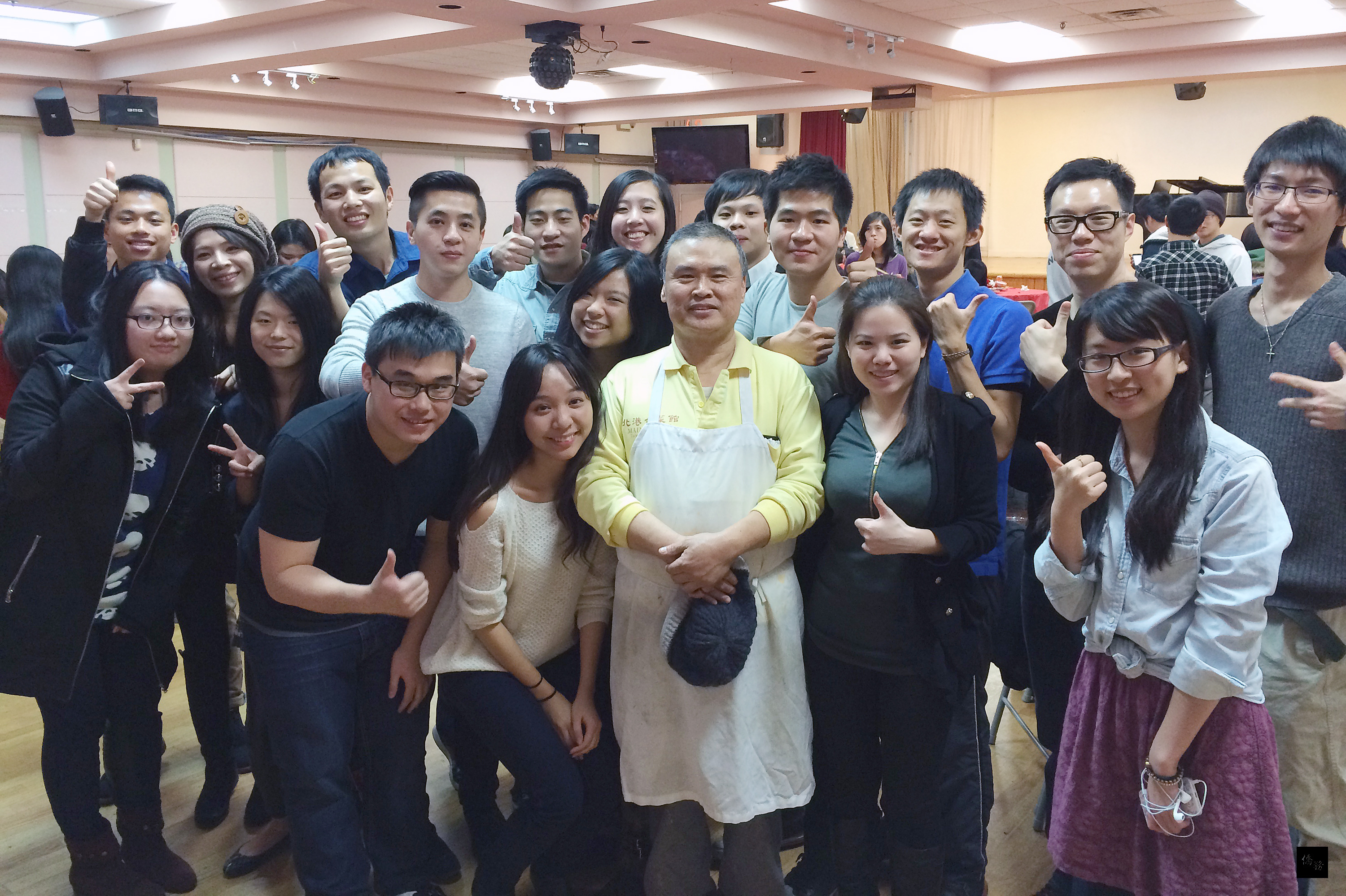 感恩節將至,10餘所大學、200多名台灣留學生齊聚紐約台灣會館,享用溫馨台式料理,對熱心公益的法拉盛北港台菜館林建宏老闆(圖中著圍裙者),感佩萬分。(中央社提供)