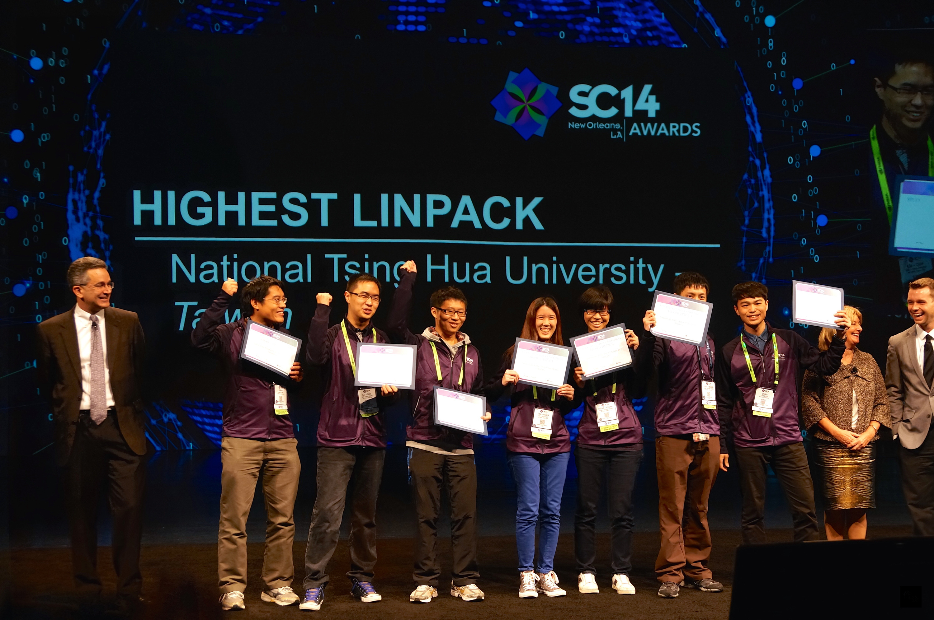 清華大學資工團隊參加國際「學生叢集電腦計算競賽」,以紙板跟膠帶改造機器內部構造,贏過世界名校,拿下效能調適獎冠軍。(中央社提供)