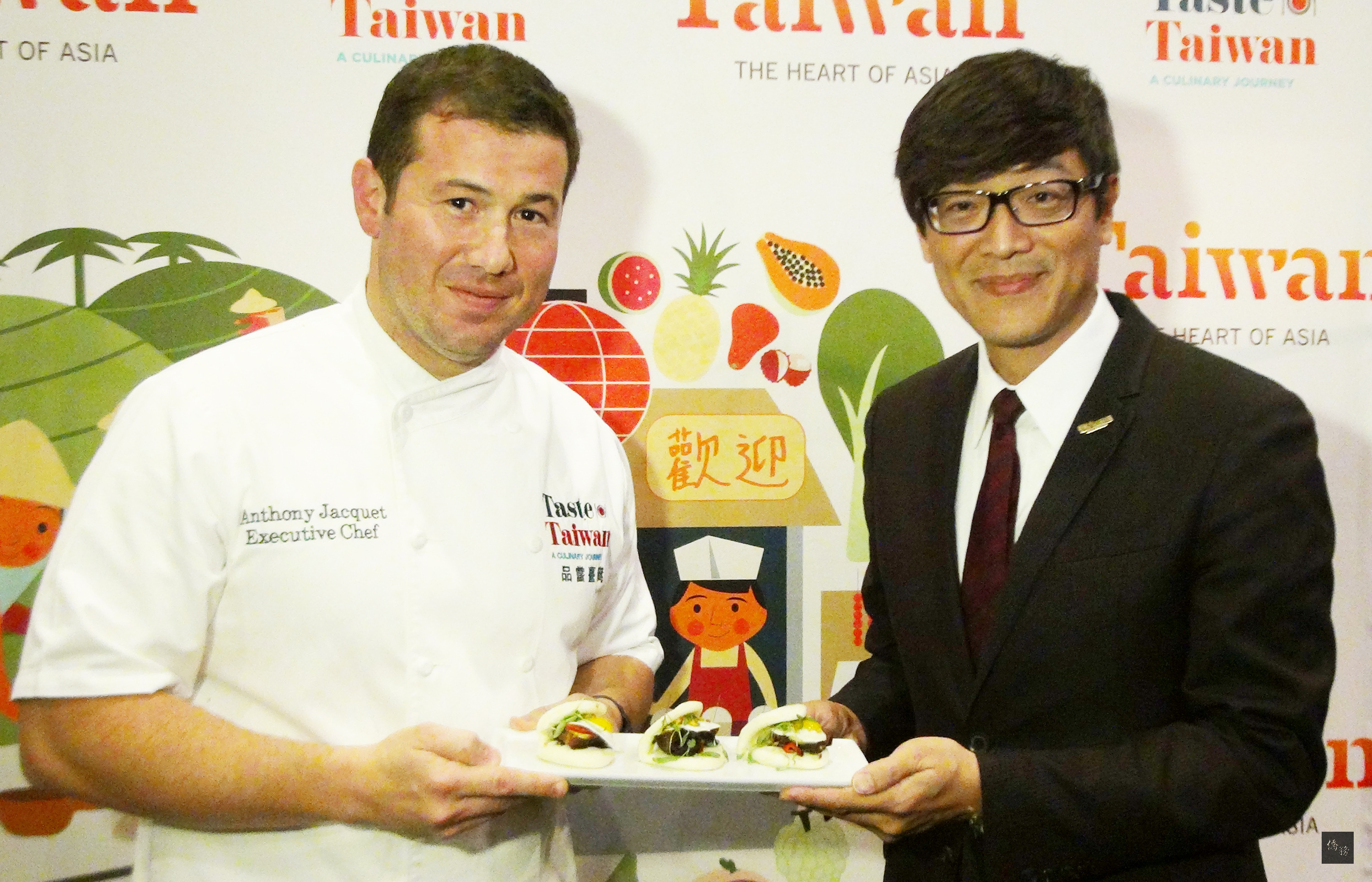 參加「品嘗台灣」美食之旅的洛杉磯廚師安東尼(左),在返美之後融合台美特色推出的刈包,備受歡迎,右為觀光局駐洛杉磯主任林信任。(中央社提供)