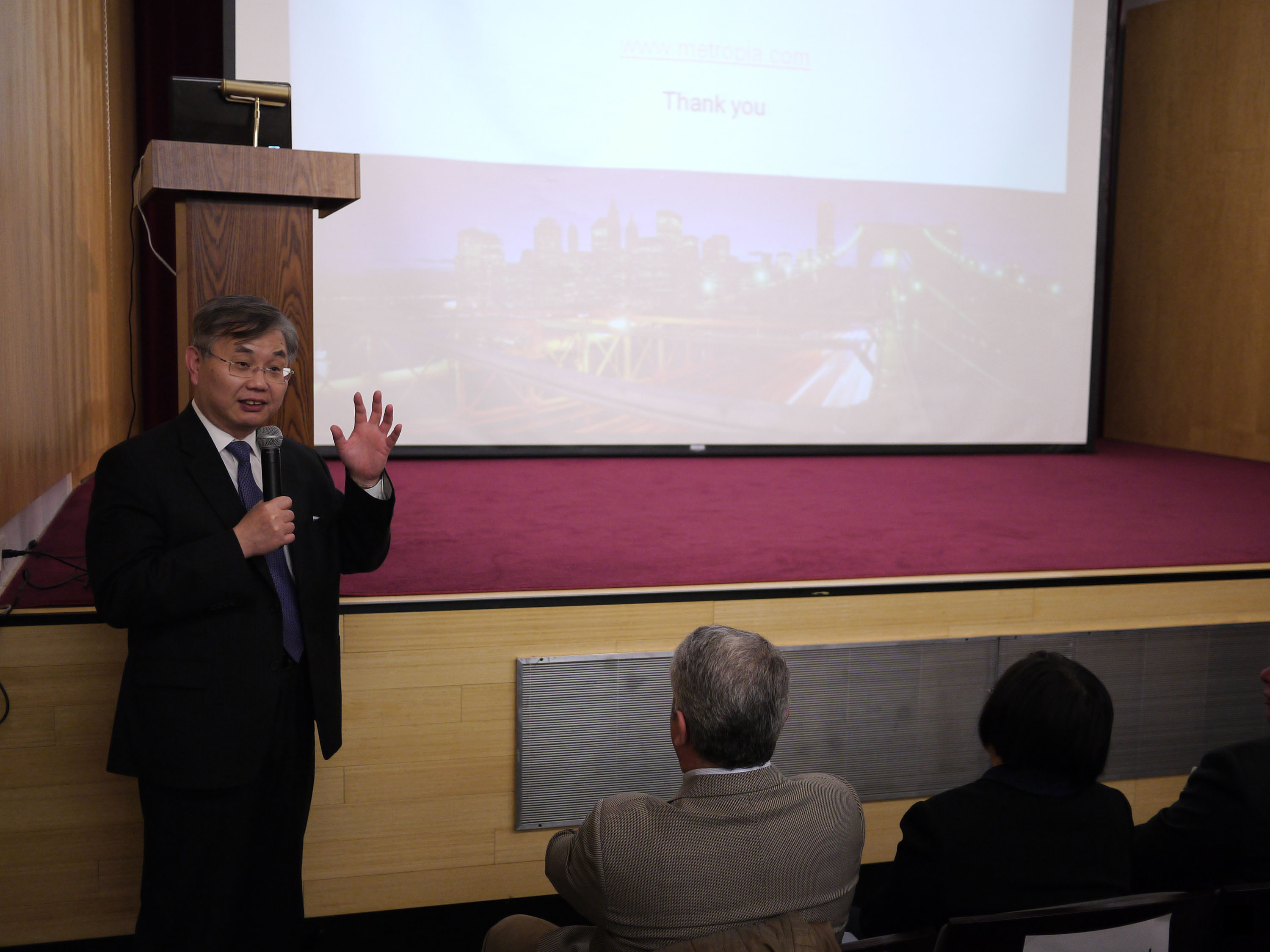 首屆台美創新工作坊成立。經濟部駐美投資服務處主任凌家裕（站立者）說，經濟部未來在美將更積極推動雙方產官學研在科技與服務的跨領域創新合作。（中央社提供）