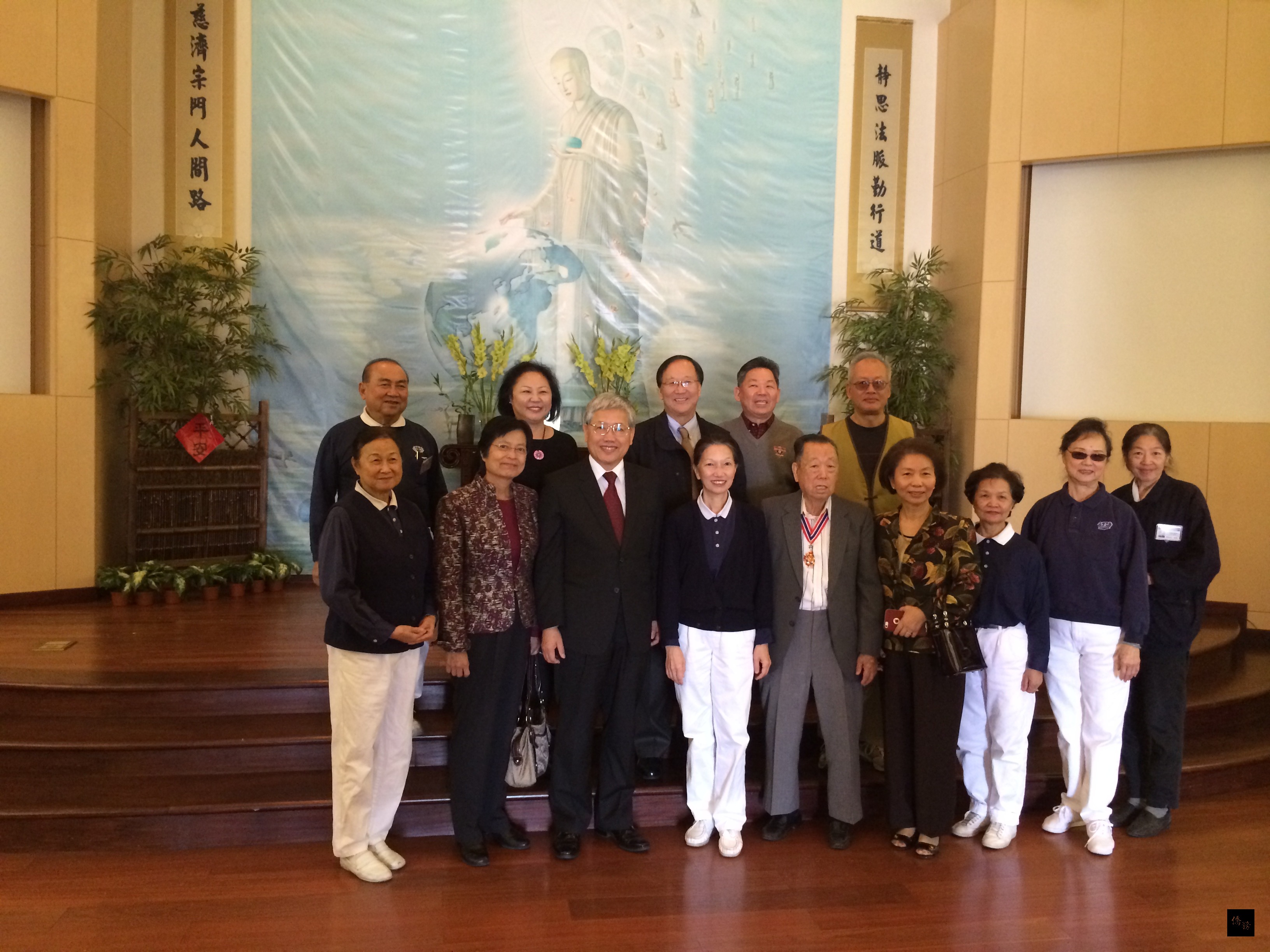 僑務委員會委員長陳士魁走訪慈濟基金會鳳凰城聯絡處。(橙縣僑教中心提供)