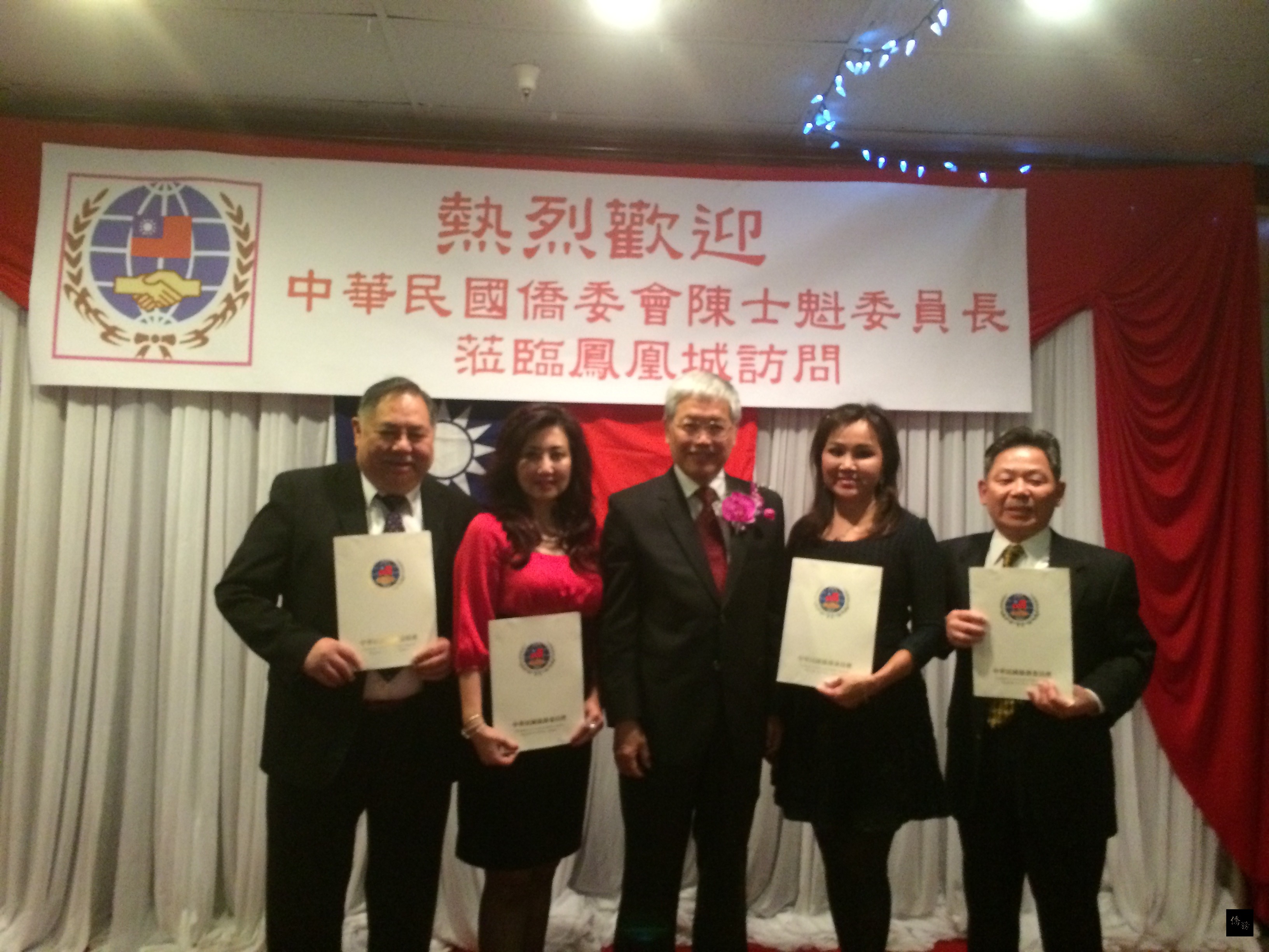 僑務委員會委員長陳士魁(中)頒發獎狀予鳳凰城雙十國慶籌備委員會及各參與主辦社團。(橙縣僑教中心提供)