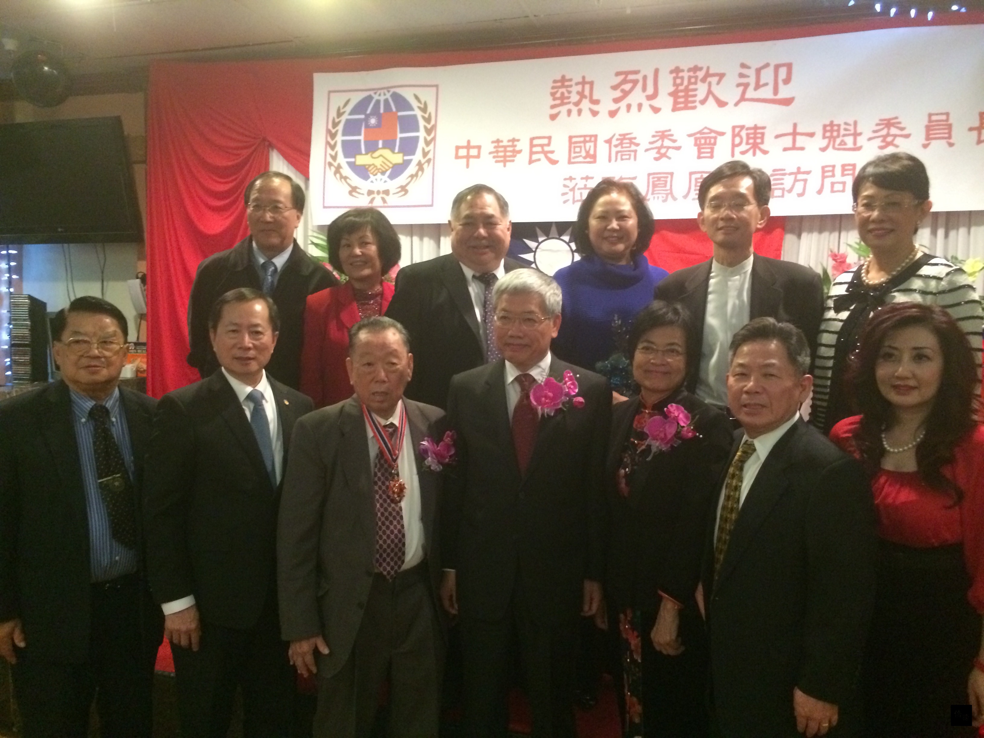 僑務委員會委員長陳士魁(前排中)與出席歡迎晚宴的僑務諮詢委員余文勁(前排左三)等僑領合影。(橙縣僑教中心提供)