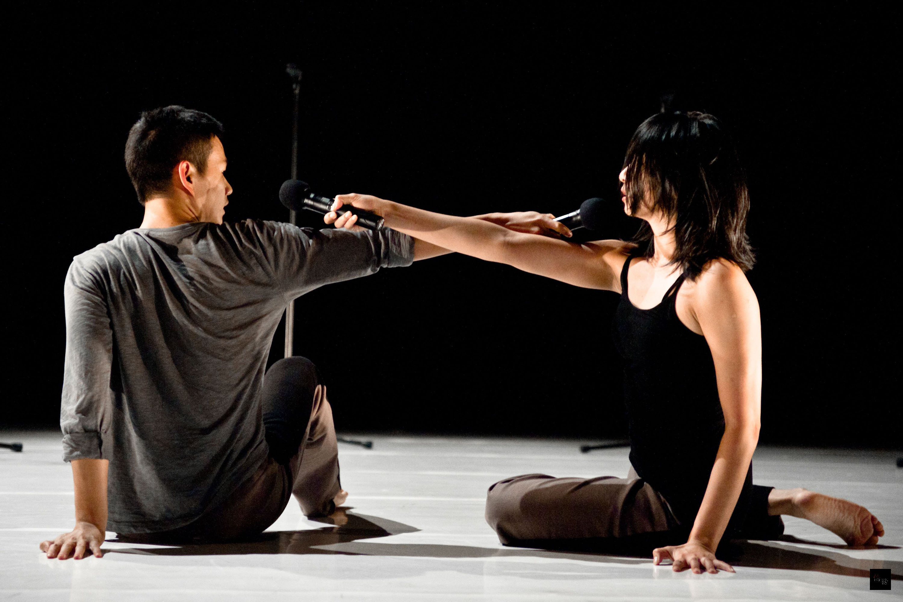 全美表演藝術經紀人協會(APAP)9日晚間在日本劇場舉辦東亞當代舞蹈表演,台灣新銳舞者董怡芬(右)及王靖惇發表「我沒有說」雙人舞。(中央社提供)