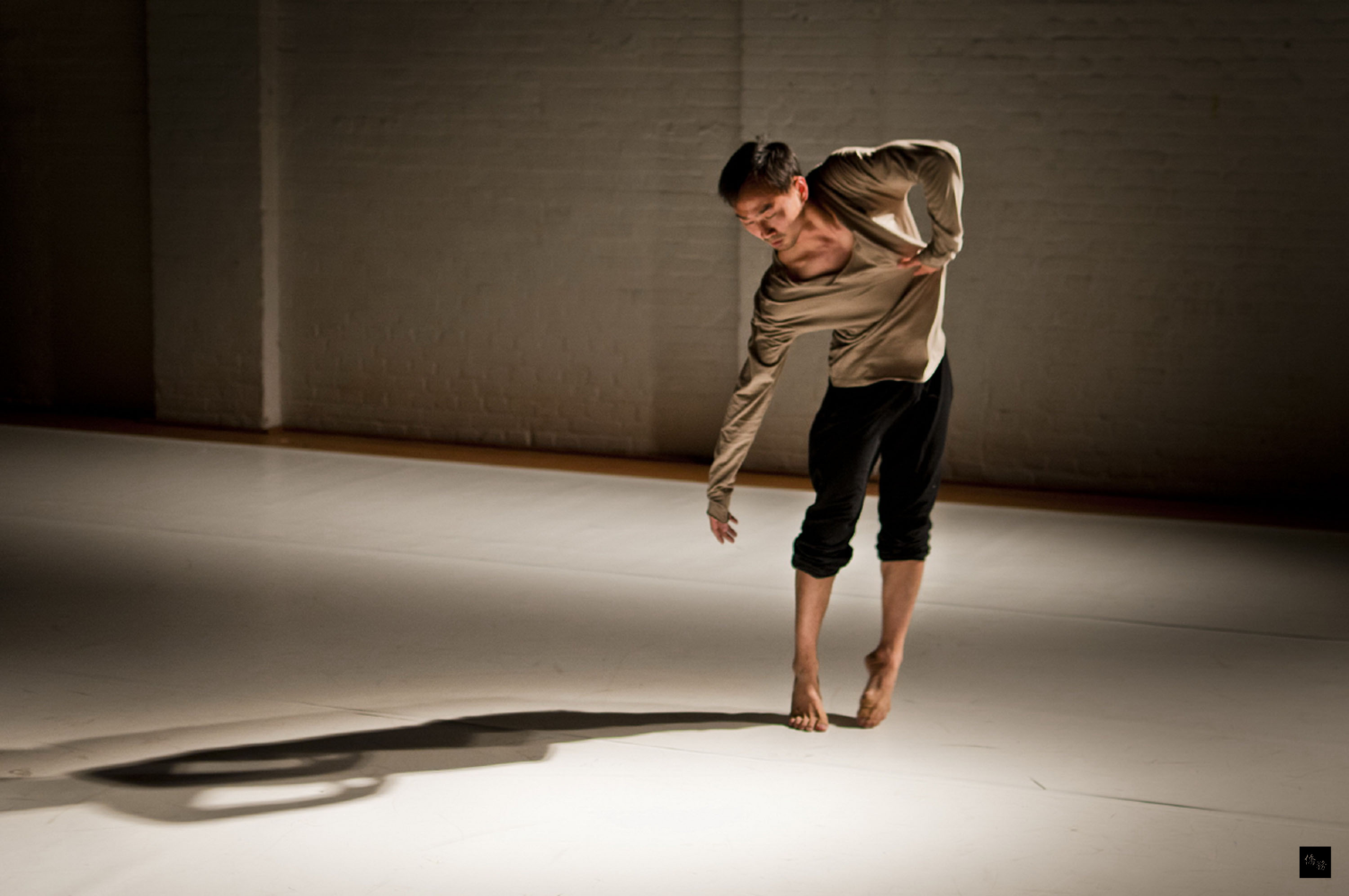 全美表演藝術經紀人協會9日晚間在日本協會劇場舉辦東亞當代舞蹈表演,台灣新銳編舞家孫尚綺以「穿越」獨舞參與表演。(中央社提供)