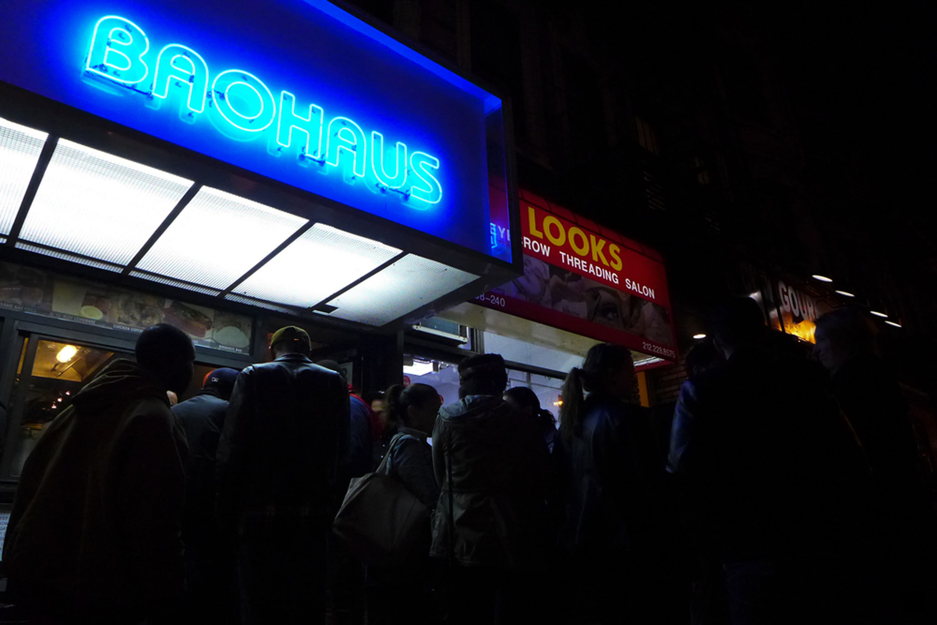 美國廣播公司新劇「菜鳥移民」，改編紐約「刈包小子」黃頤銘回憶錄。圖為黃頤銘經營、位於曼哈頓下東城的BAOHAUS刈包專賣店，人潮搶搶滾，想吃得排隊。（中央社提供）