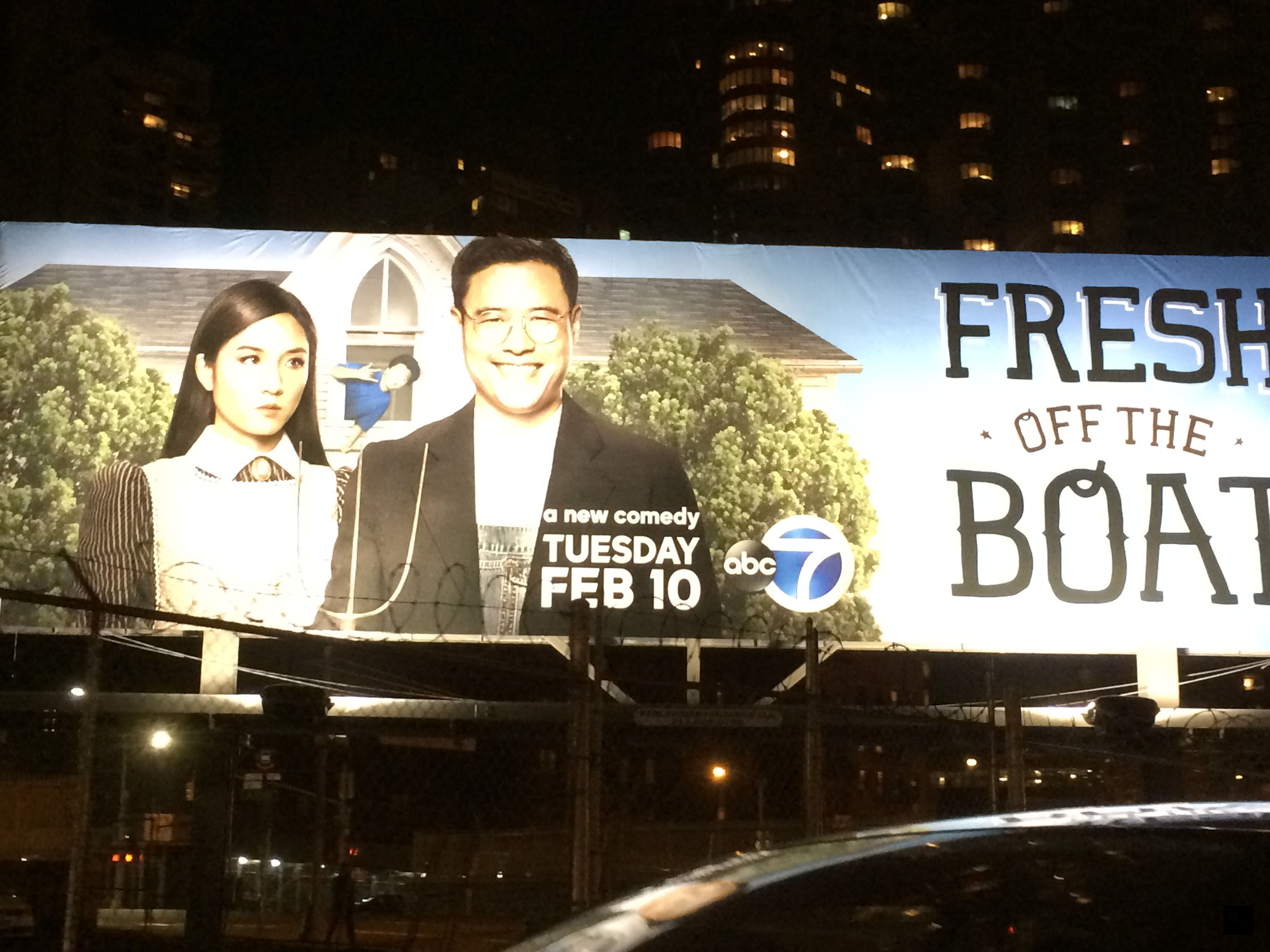 美國廣播公司（ABC）改編紐約「刈包小子 」黃頤銘回憶錄的新劇「菜鳥移民」（Fresh Off The Boat），預計2月10日首播。紐約街頭大型廣告看板，大力推銷。（中央社提供）