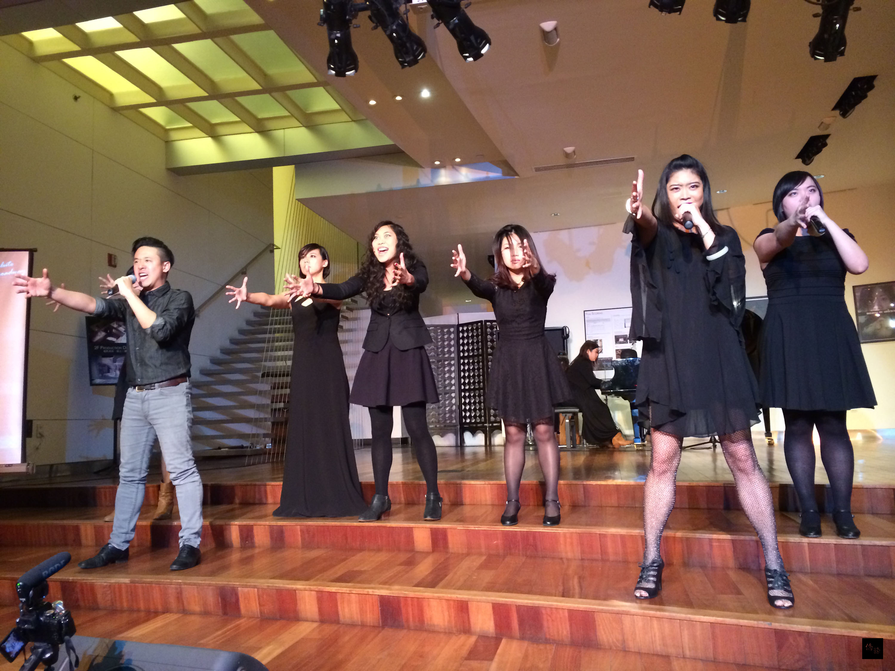 「聚焦.紐約-2015台灣學人影展」當地時間16日晚間在駐紐約台北經文處大廳開幕,作品多樣專業,相當有看頭,展現留學生的專業與熱情。(中央社提供)