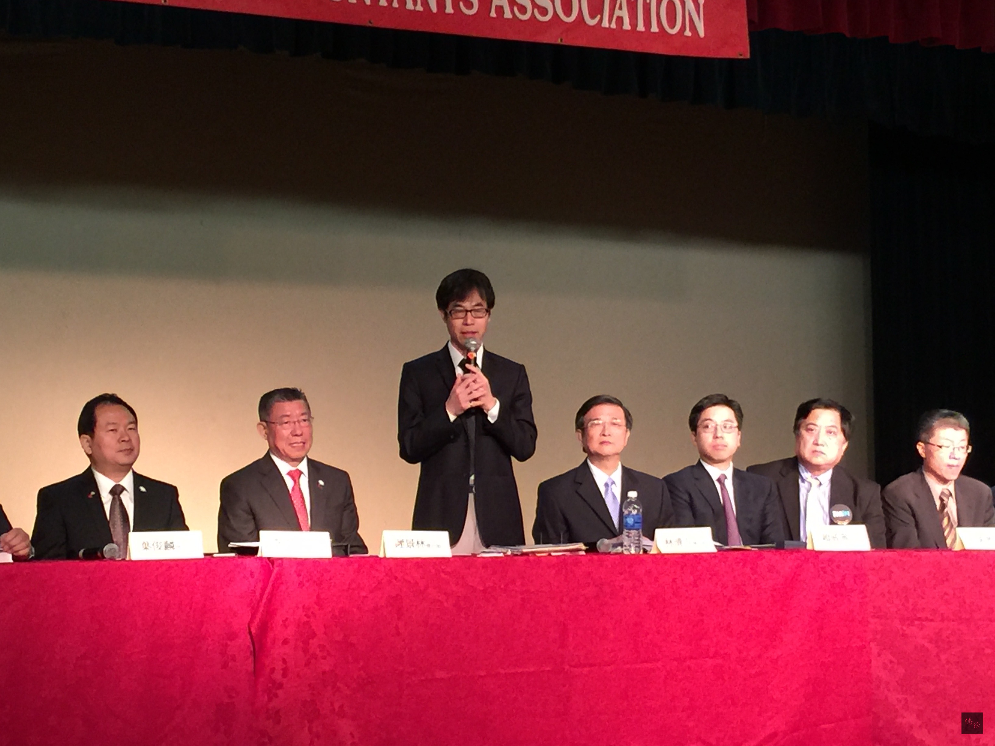 洛杉磯僑教中心主任翁桂堂(立者)致詞肯定北美華人會計師協會創會會長林清吉(右四)、會長李崇正(左一)及理事長遲景林(左二)服務僑社的貢獻。(洛杉磯僑教中心提供)