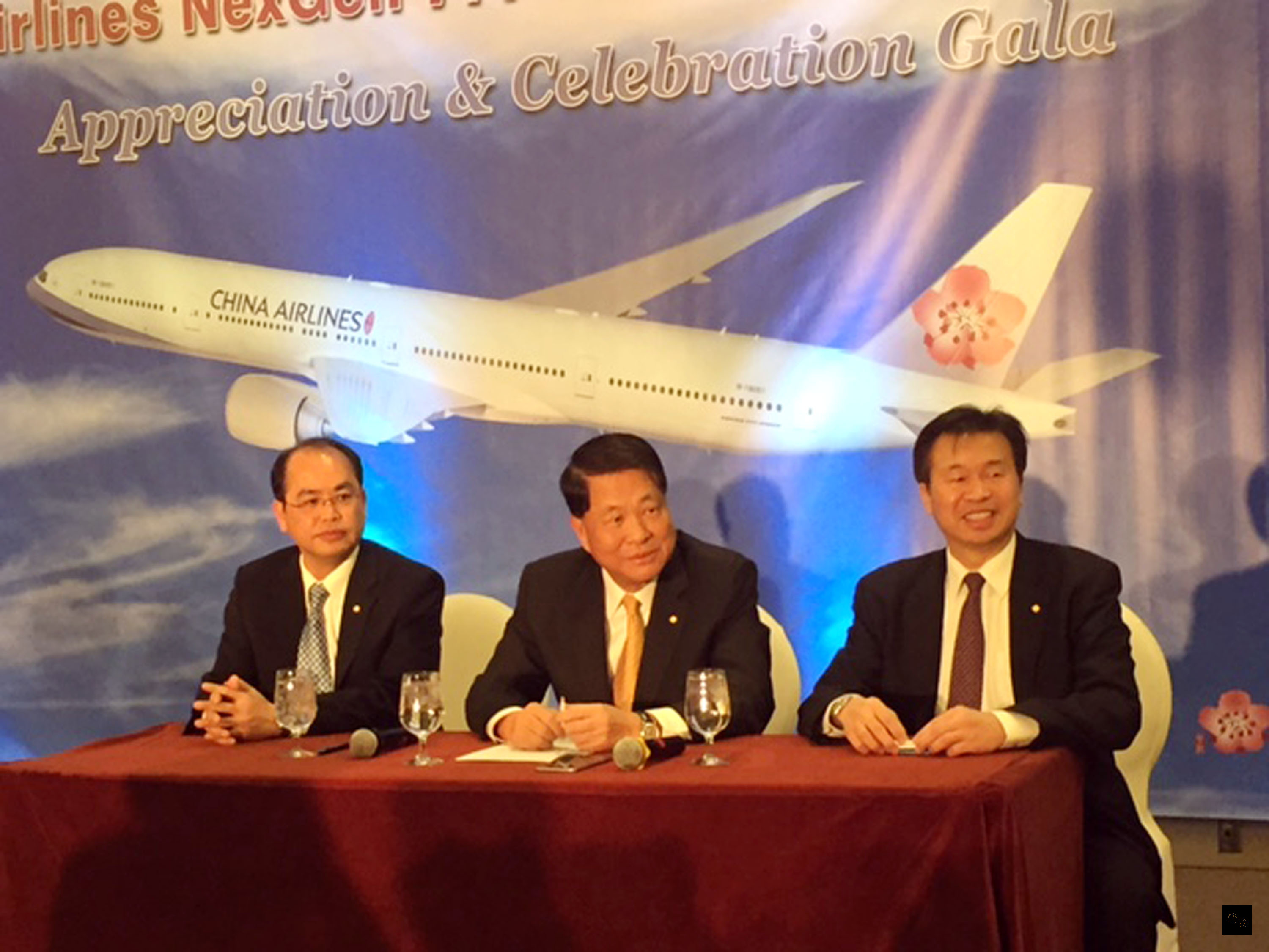 華航旗艦型777-300ER全新機隊2日起(當地時間)投入每周3班的台北-紐約航線。董事長孫洪祥(中)召開記者會強調,希望照顧好老顧客的同時,開創新客源。左為華航紐約分公司總經理丘偉端。(中央社提供)