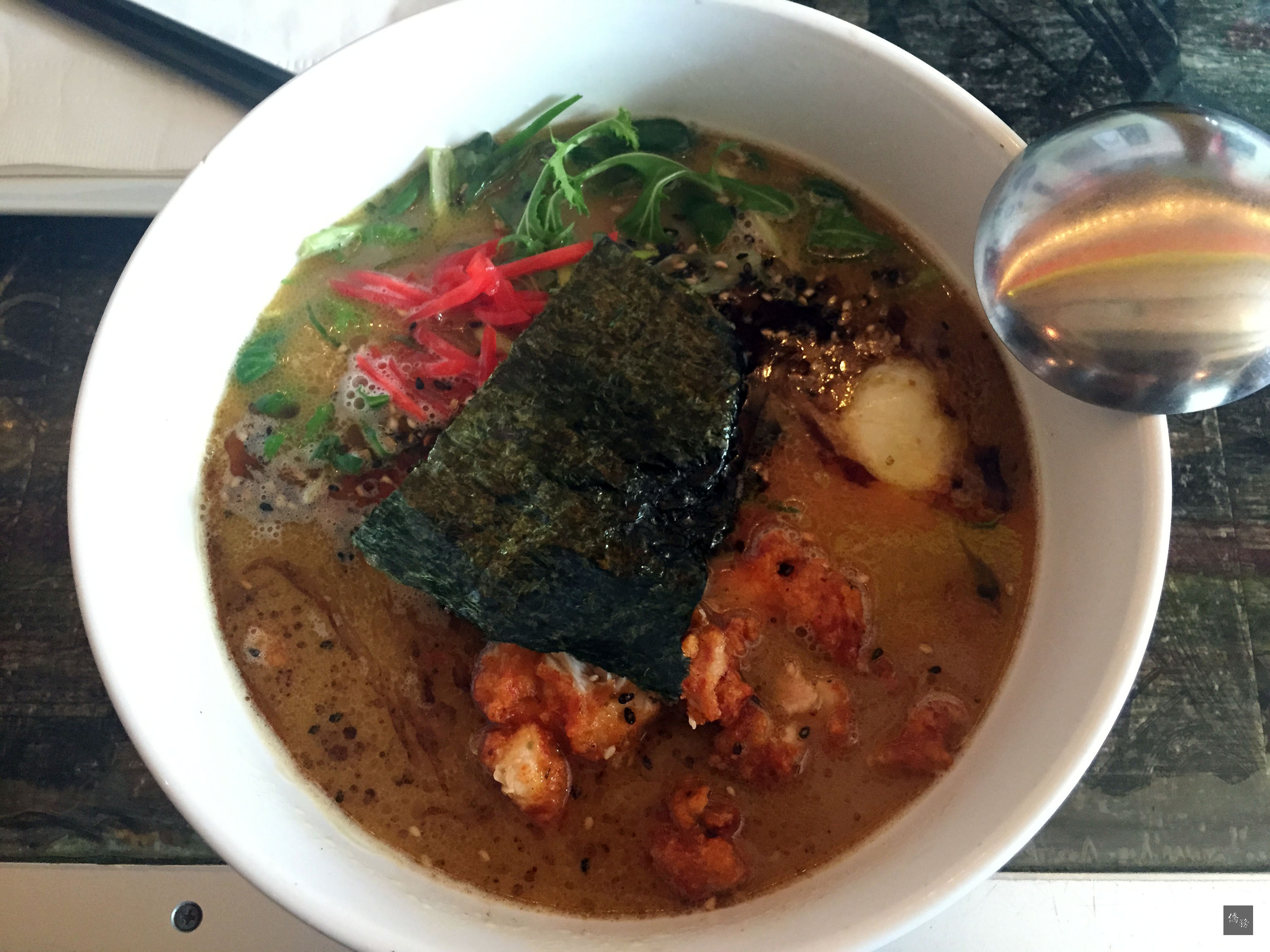 華府一家標榜「台北拉麵」的餐廳,入圍有餐飲界奧斯卡之稱的詹姆斯.畢爾德基金會「年度新秀獎」,這碗鎮店之寶叫「台北咖哩炸雞拉麵」。(中央社提供)