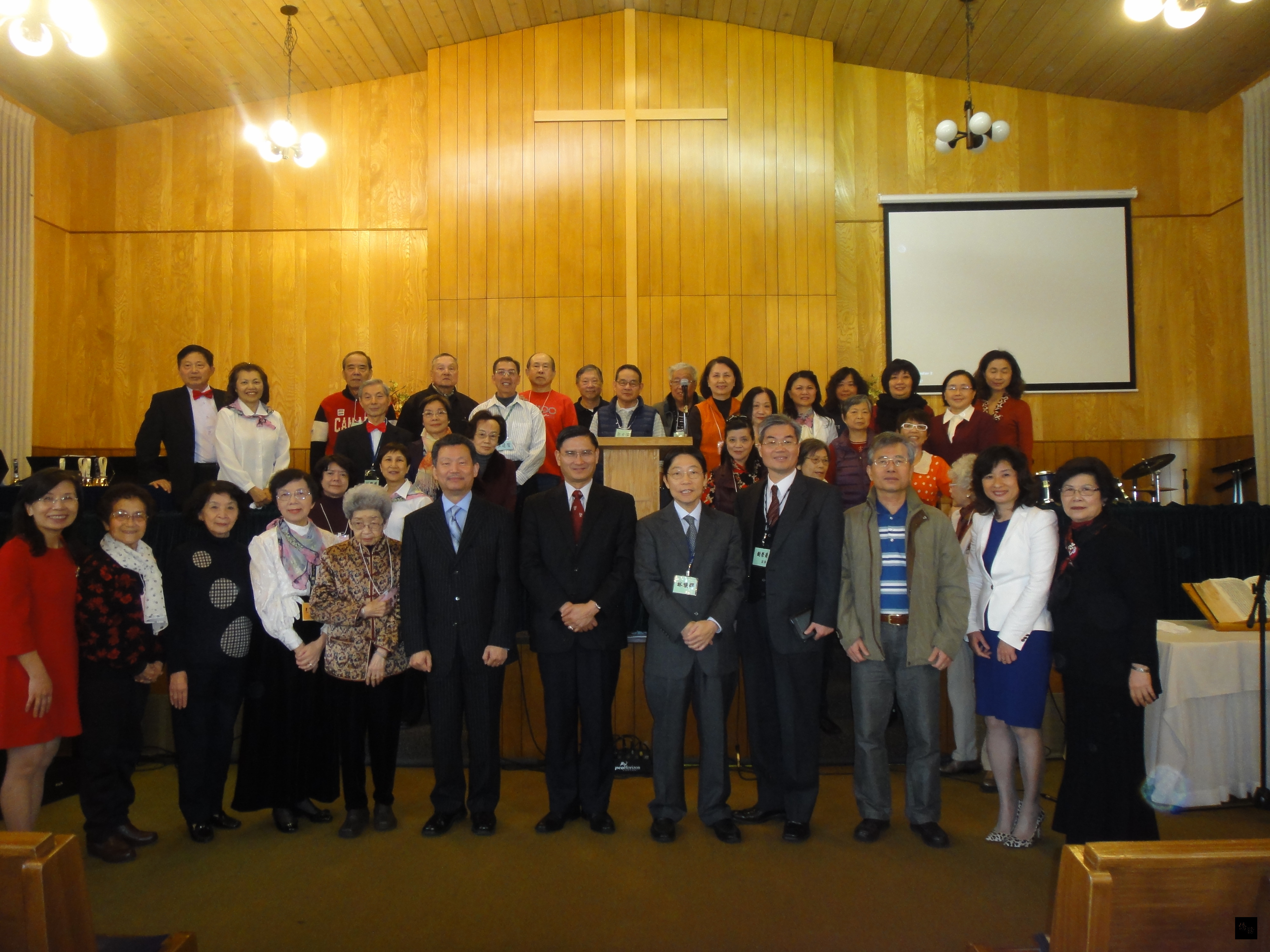 駐溫哥華辦事處處長莊恒盛（右六）、溫哥華迦南教會松年大學校長林煥輝（右五）、謝榮爵牧師（右四）與長者們，在松年大學開學典禮中合影。（溫哥華僑教中心籌備處提供）