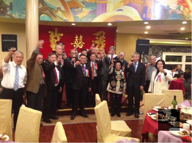 波特蘭合勝堂2015年春宴日前在紅茶館舉行，各地合勝堂領袖舉杯慶賀來賓新春愉快。（西雅圖僑教中心提供）