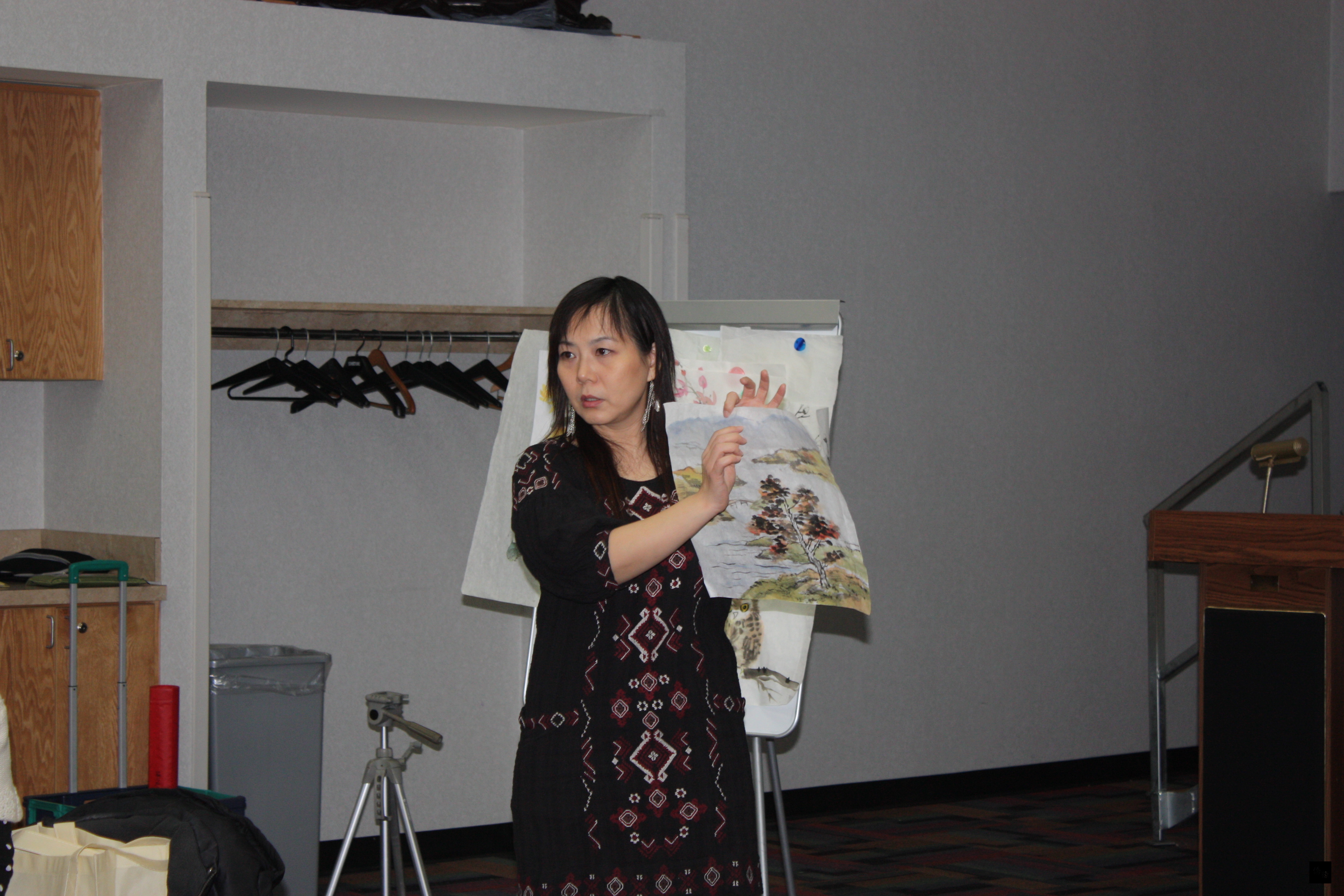 紐約僑教中心在紐澤西JFK圖書館辦理海外民俗文種子教師培訓研習活動，侯鳳菏老師帶領大家體驗國畫之美。（紐約僑教中心提供）