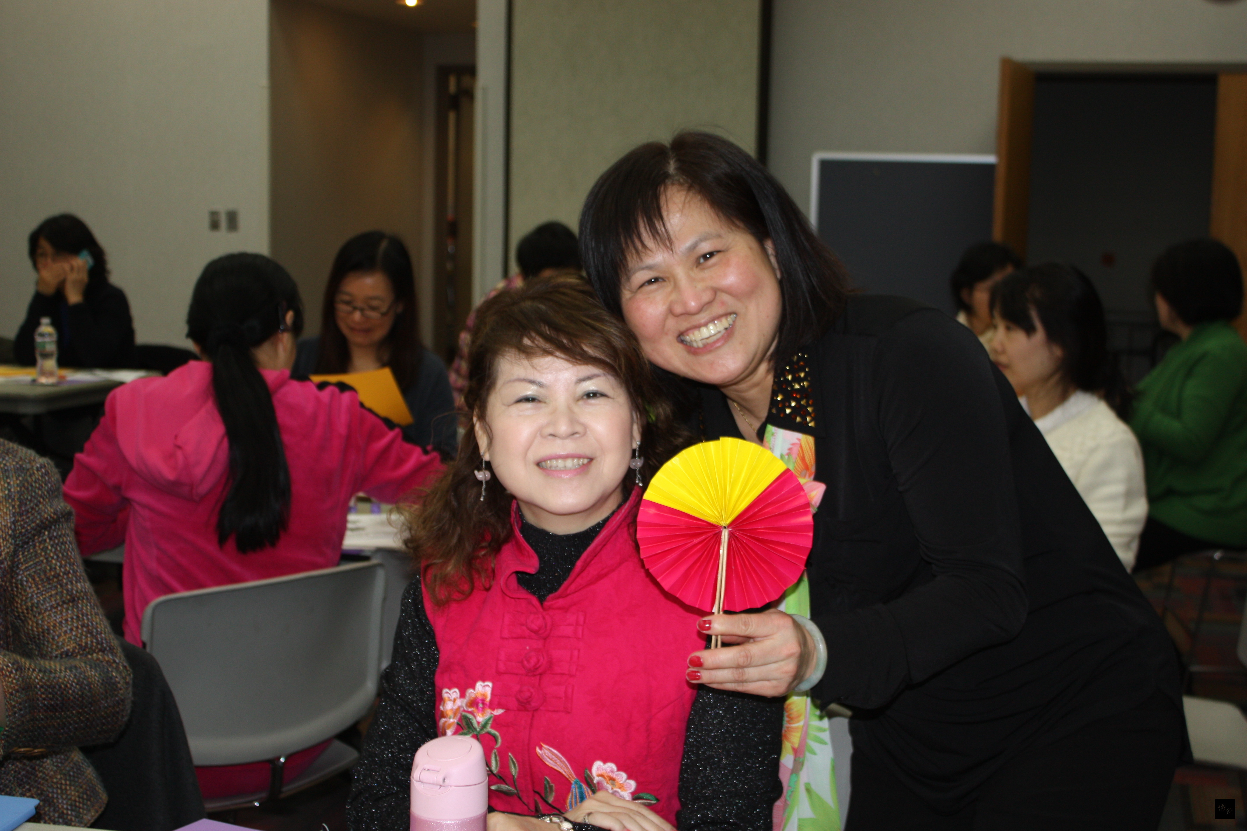 紐約僑教中心在紐澤西JFK圖書館辦理海外民俗文種子教師培訓研習活動，張淑娟老師教授製作摺疊扇。（紐約僑教中心提供）