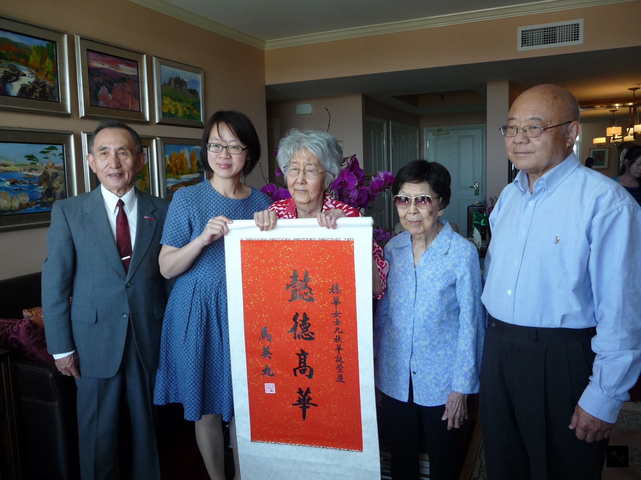 橙縣僑教中心主任楊海華（左二）致贈壽軸給國父孫女孫穗華（中），圖左一為僑務委員汪慎叔。（橙縣僑教中心提供）