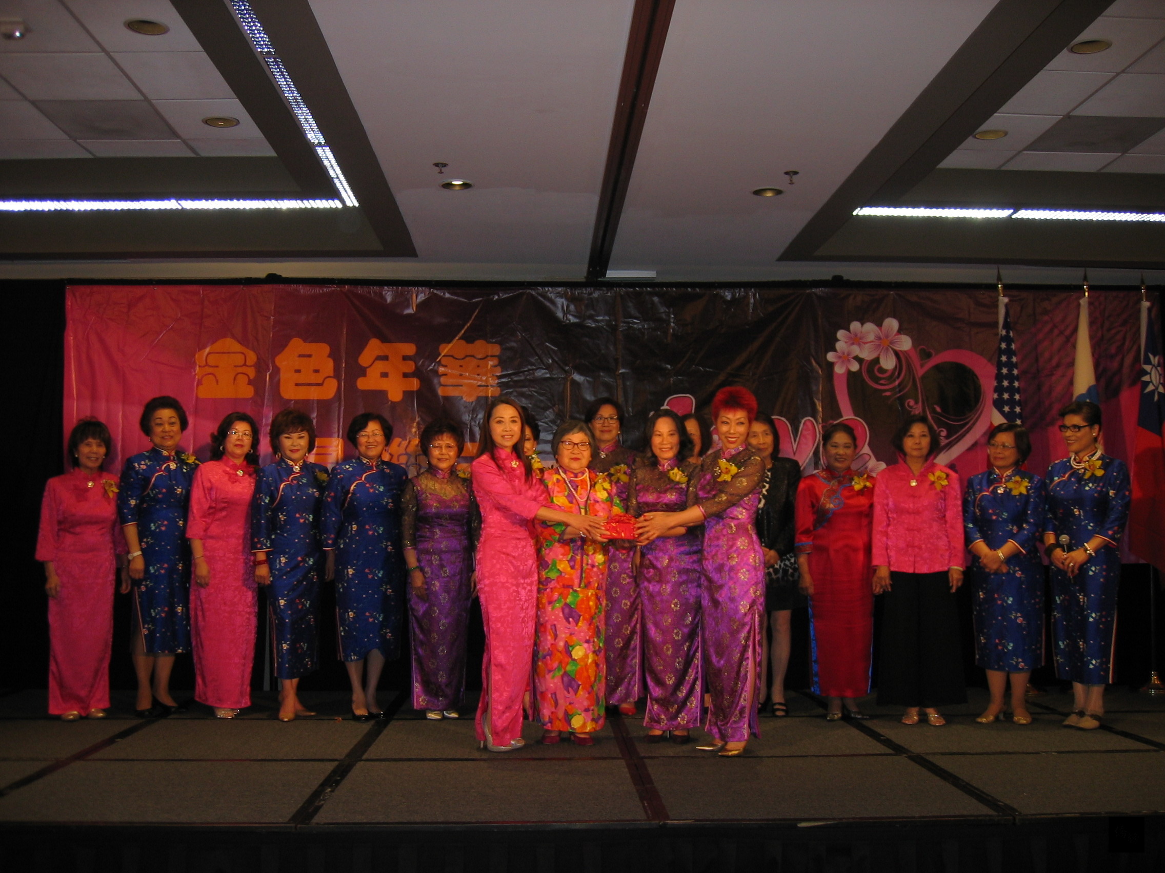 在中華民國婦女聯合會舊金山分會主任委員林瓊雲(前右二)及創會主任委員歐陽陳桂子(前左二)監交下,滿任總幹事儀容(前右一)交接給新任總幹事呂玉貞(前左一)。(金山灣區僑教中心提供)