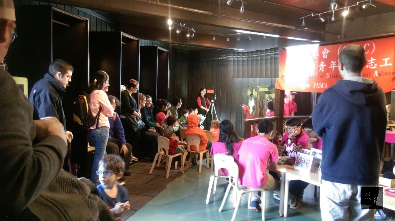 波特蘭青少年文化大使協會於3月28日在波特蘭兒童博物館表演台灣傳統布袋戲,並提供戲偶DIY製作教學,吸引大批家長與小朋友熱情參與。(波特蘭青少年文化大使協會提供)