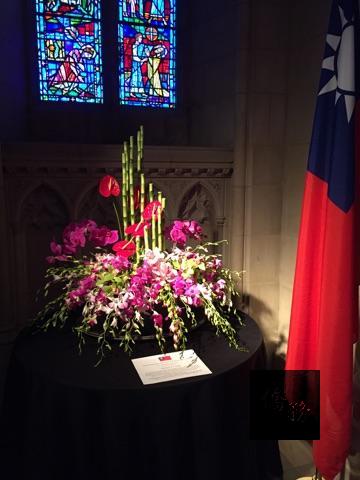 駐美代表處首度參與華府國家大教堂花卉市集活動,期間展示國旗、台灣花藝及文物展品。(中央社提供)