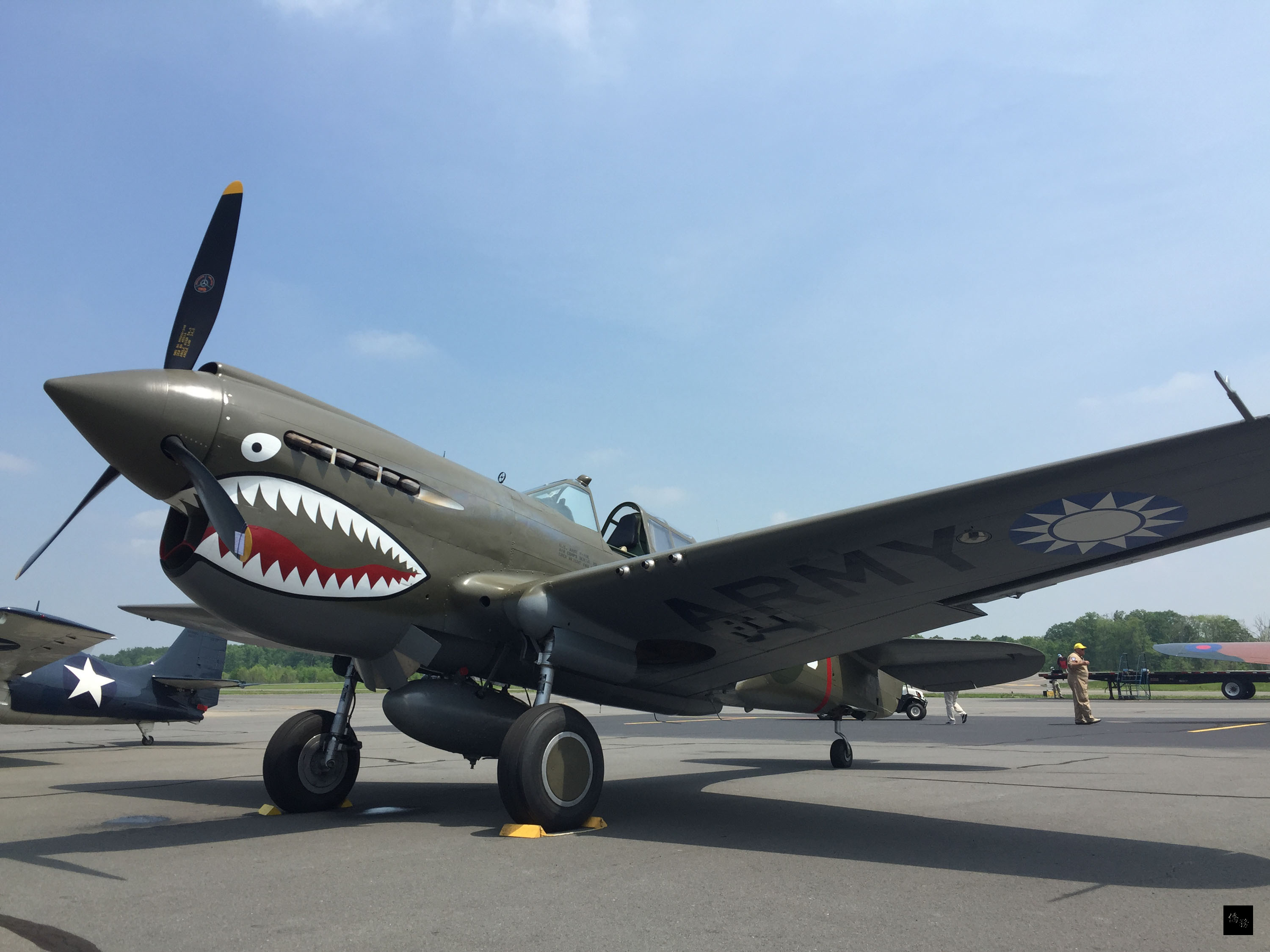 高齡已逾70歲、編號108的飛虎隊P-40戰鬥機，機翼上下都繪有青天白日標誌，8日上午這架二戰老飛機將飛越美國首府華盛頓上空。（中央社提供）