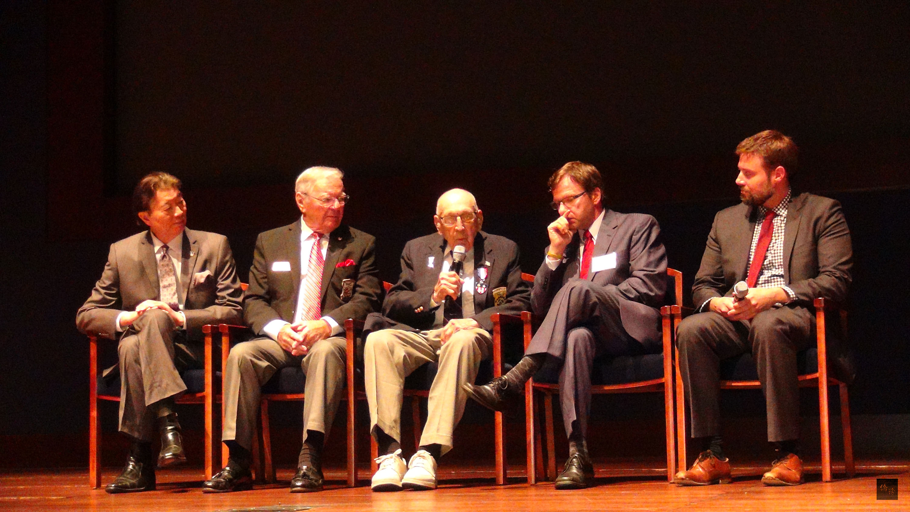 駐美代表沈呂巡（圖左）出席在國會山莊舉行的「杜立德空襲」紀錄片首映，說明中華民國的二戰歷史。（中央社提供）
