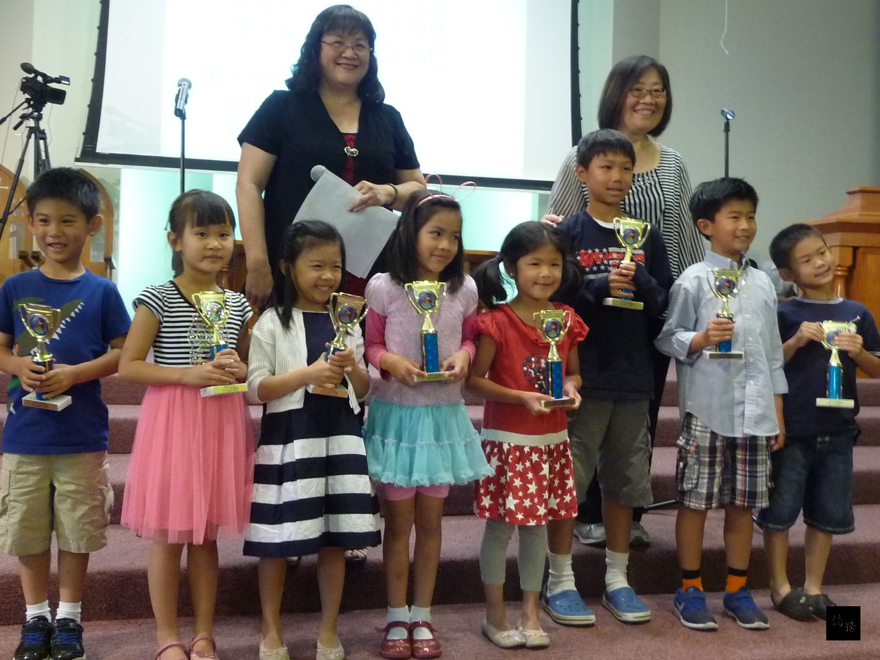 愛恩中文學校舉辦本學年畢業暨結業典禮，頒發各項獎項鼓勵同學。（橙縣僑教中心提供）