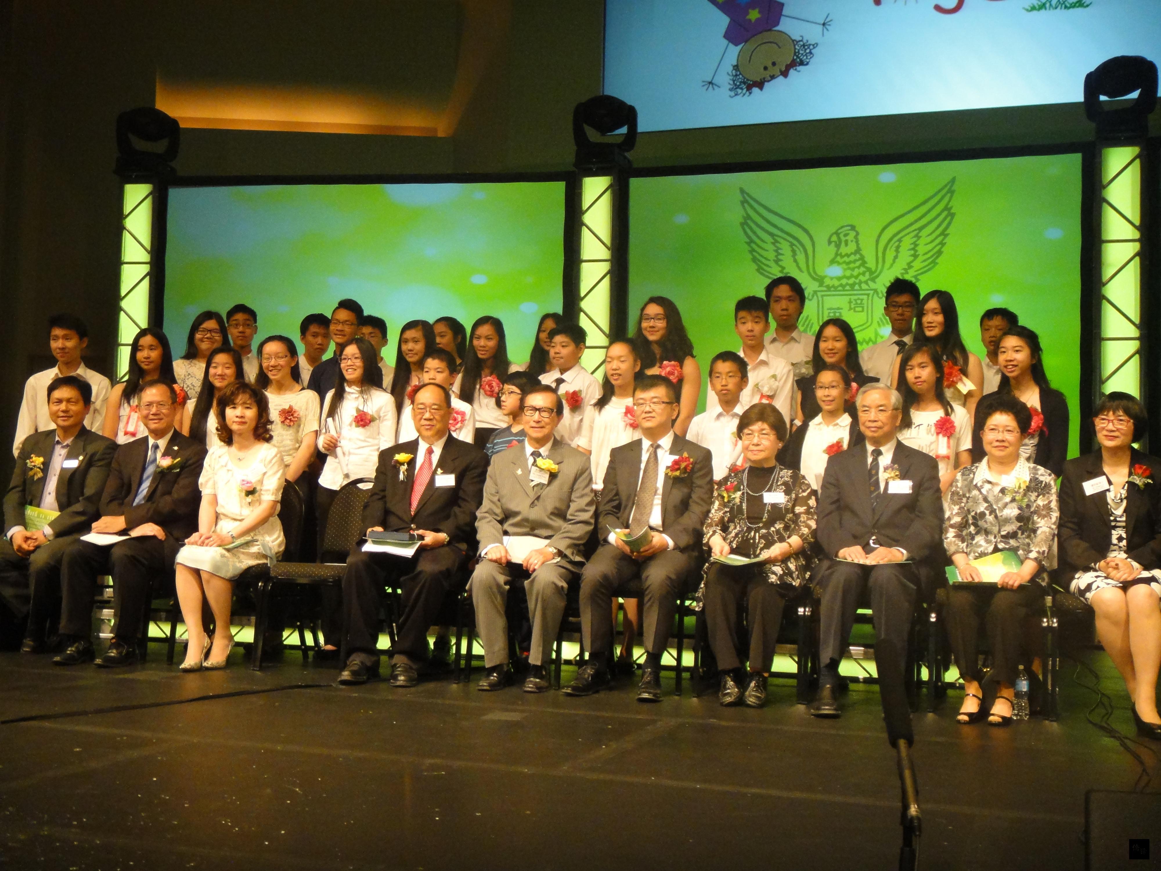 駐溫哥華辦事處僑務組副主任李綺霞（前排左三）與出席加西地區培英中文學校聯校畢業典禮的貴賓及畢業學生合影。（溫哥華僑教中心籌備處提供）