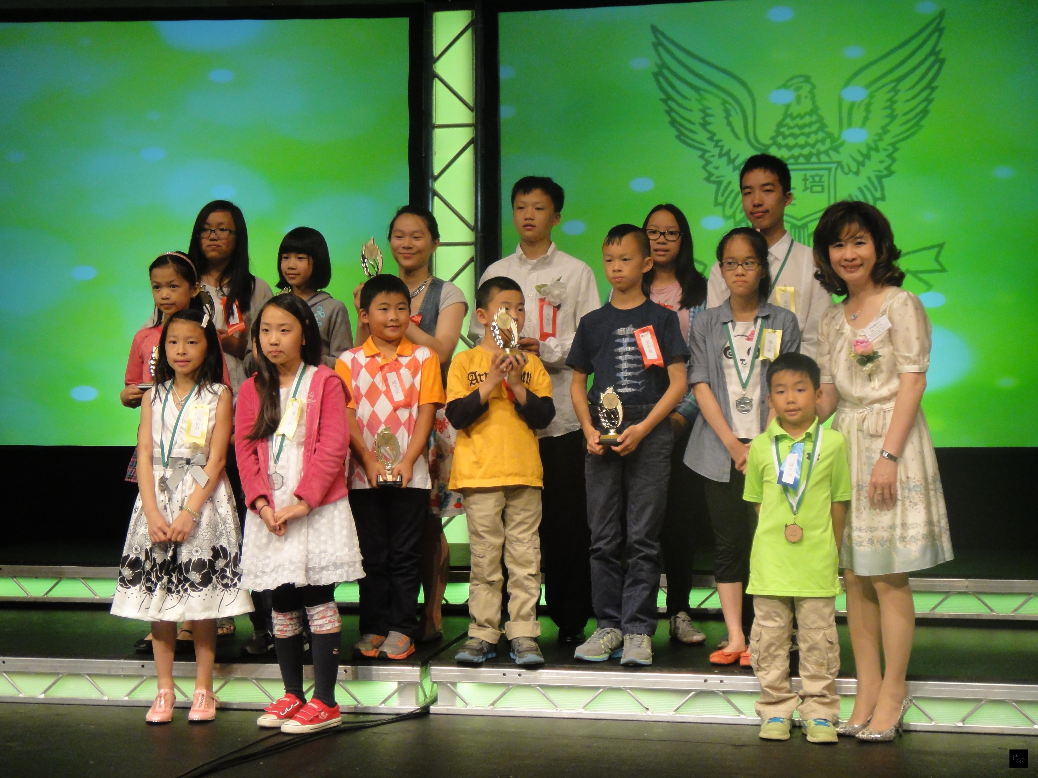 加西地區培英中文學校舉辦聯校畢業典禮，駐溫哥華辦事處僑務組副主任李綺霞（前排右一）與得獎學生合影。（溫哥華僑教中心籌備處提供）