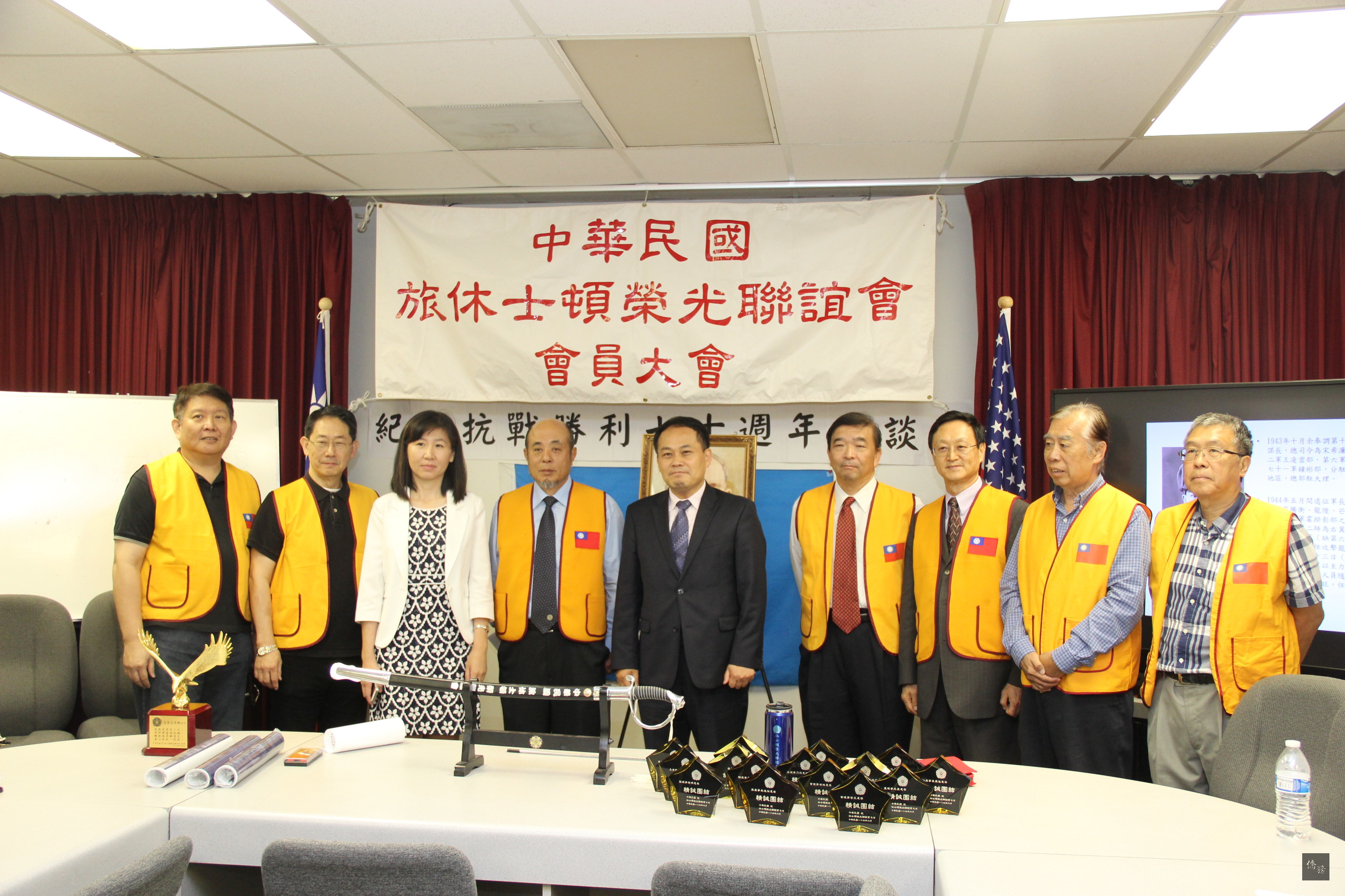 駐休士頓辦事處處長黃敏境（右五）、休士頓僑教中心主任莊雅淑（左三）與休士頓榮光會新任會長丁方印（右四）、卸任會長高華鵬（右三）及理事合影。（休士頓僑教中心提供）